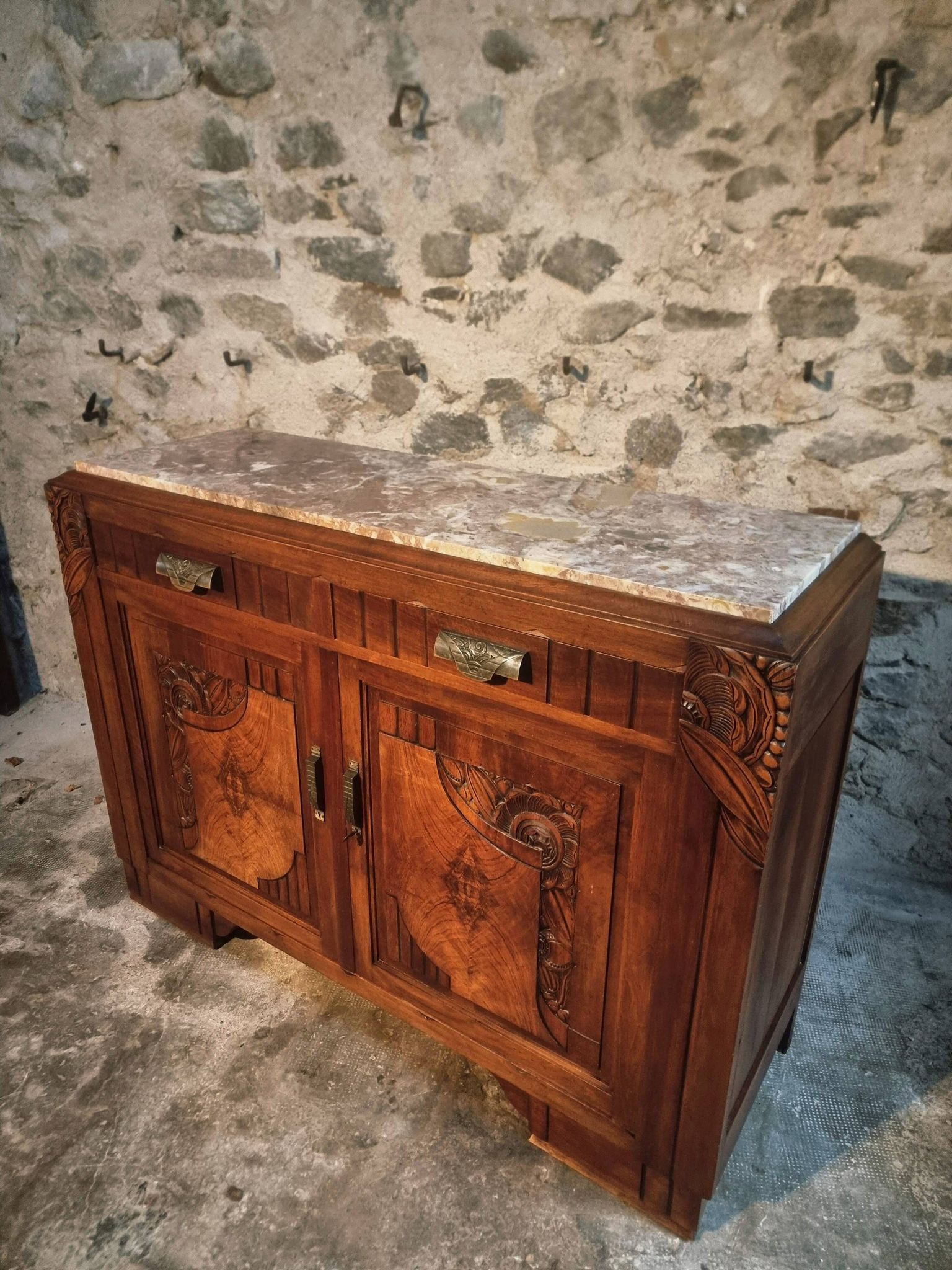 Buffet art déco français en noyer avec plateau en marbre (années 1930)