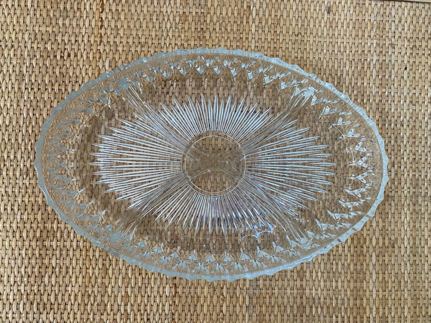 Plat serviteur ovale vintage en verre ciselé