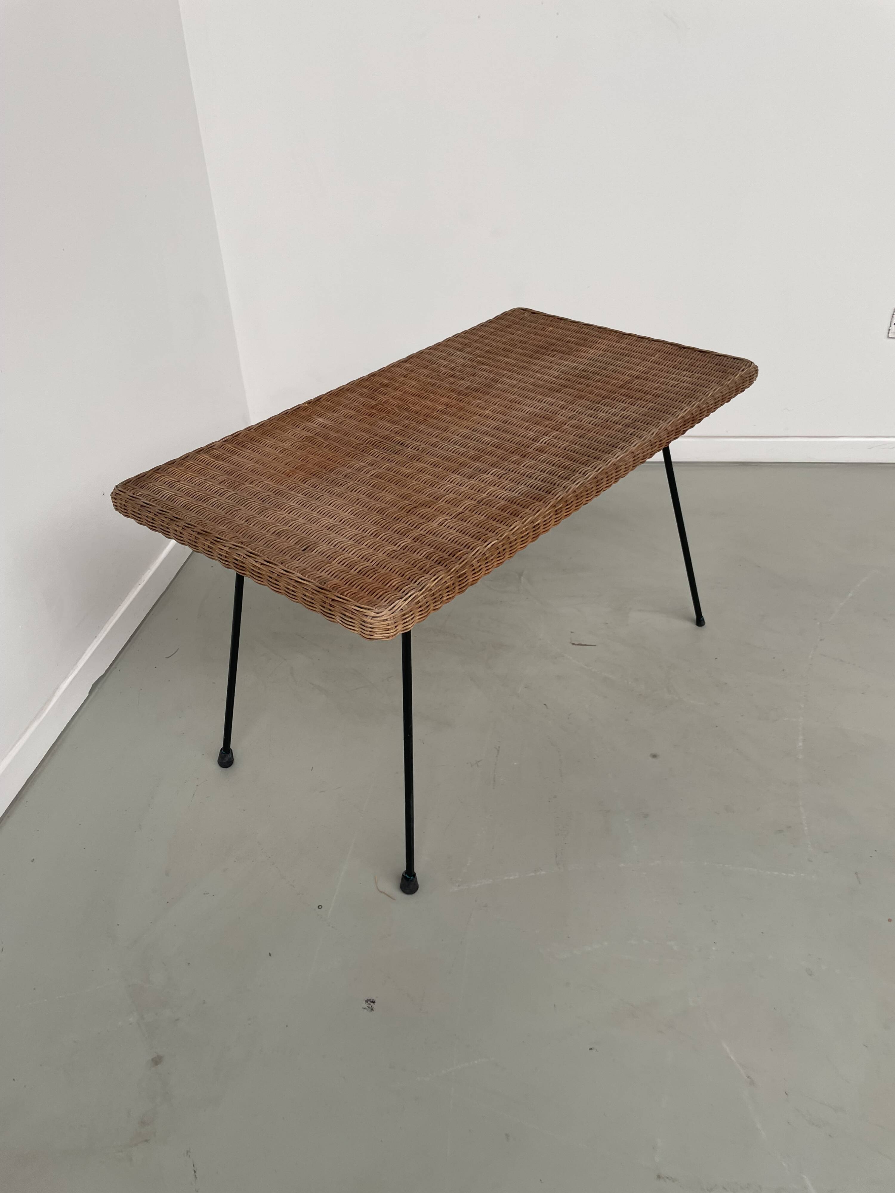 Table basse osier tressé et métal 1960