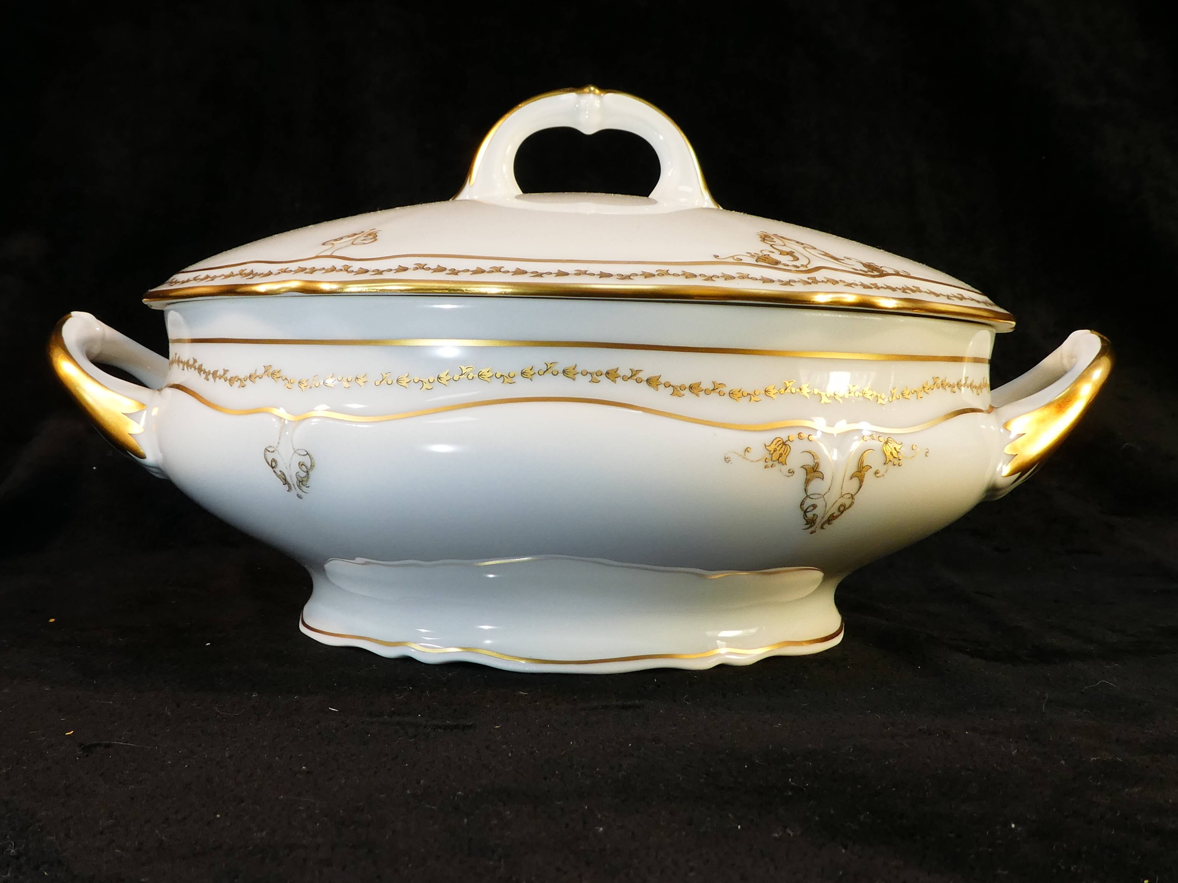Soupière ronde en porcelaine de Limoges Giraud doré peint a la main
