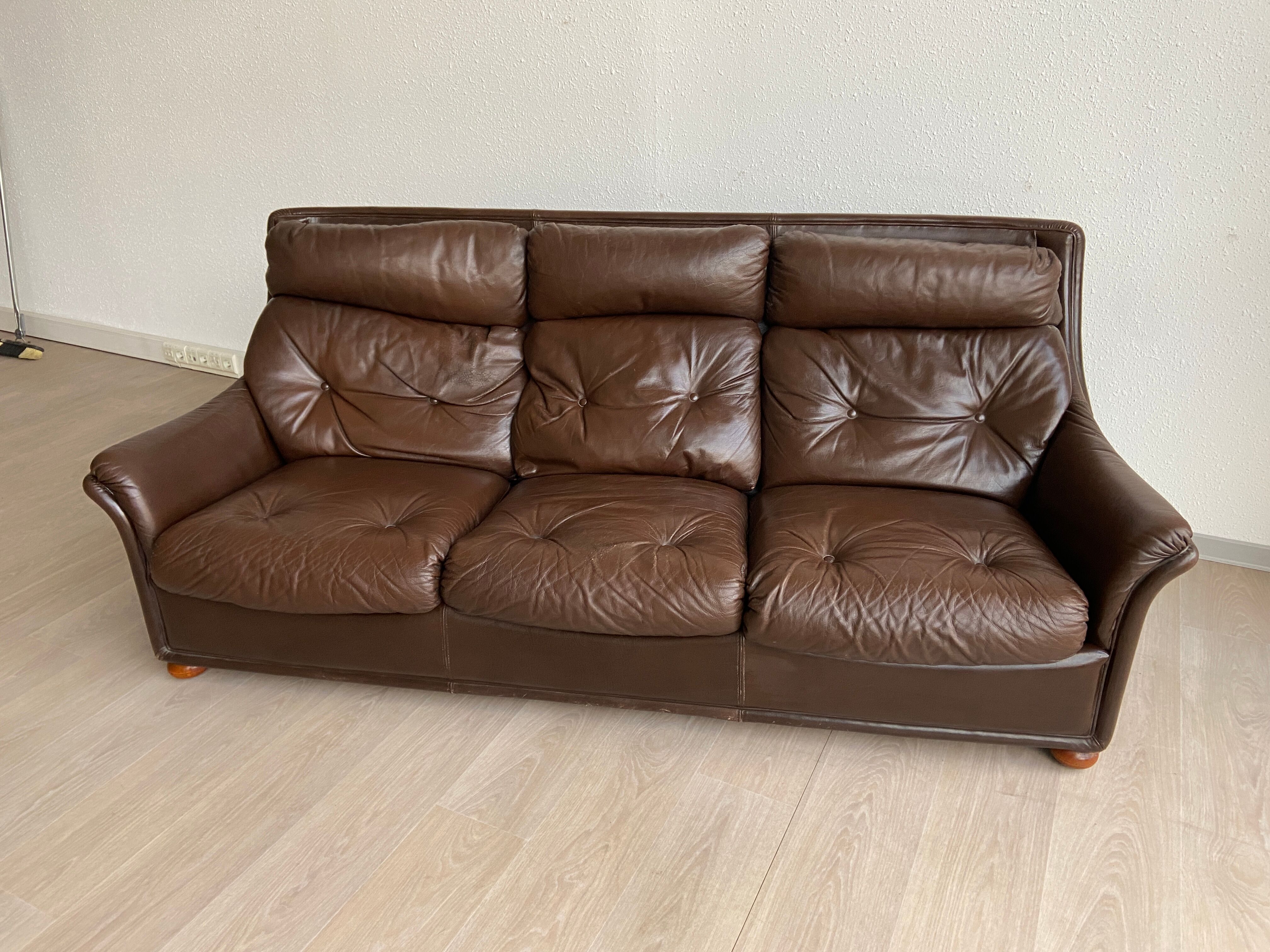Vintage leather sofa Jacques Coulon 1960s