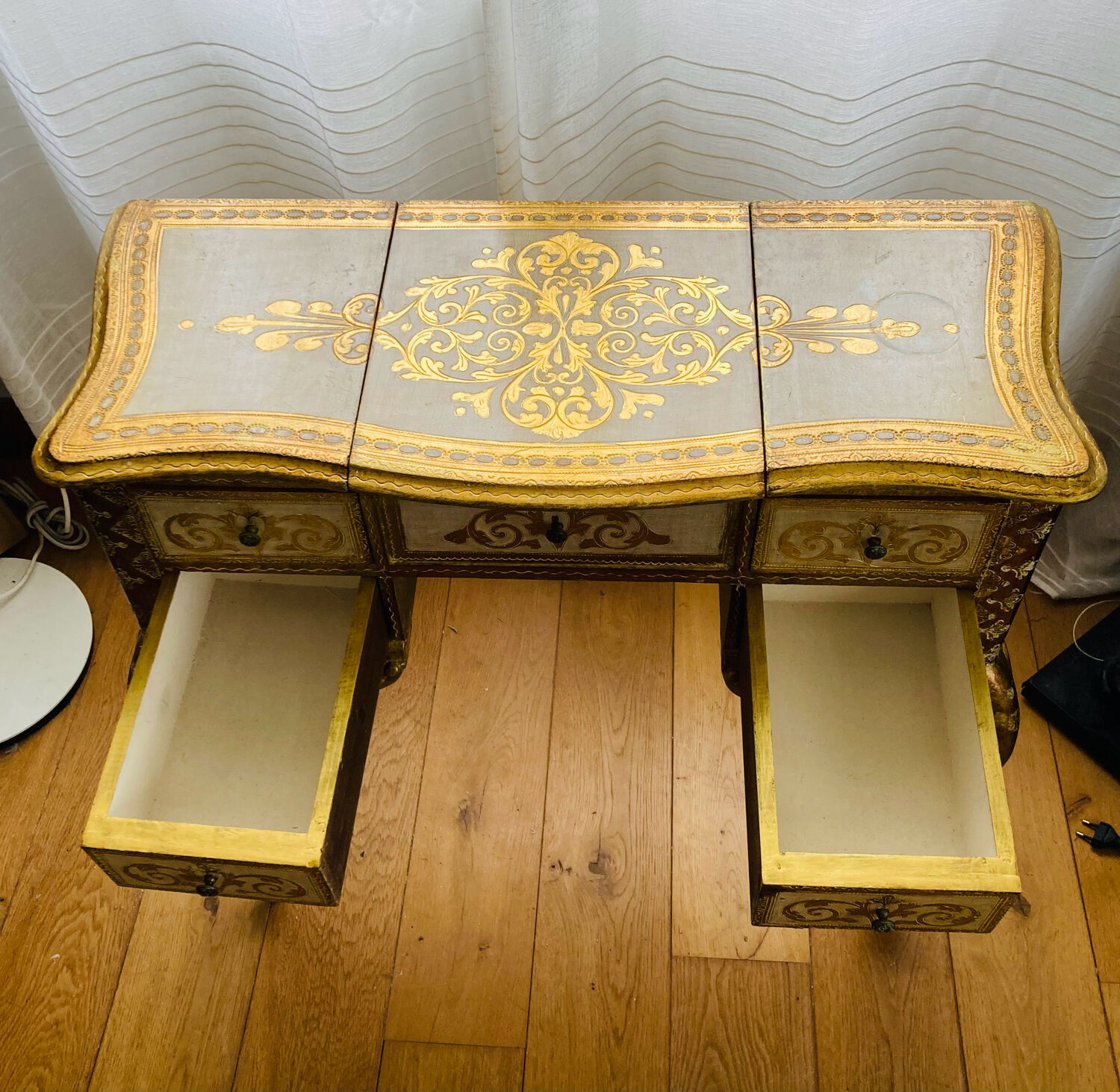 Venetian dresser from the 1960s/70s in carved wood with floral motifs.