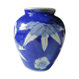 vase ancien en céramique blanche et bleue