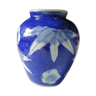 vase ancien en céramique blanche et bleue