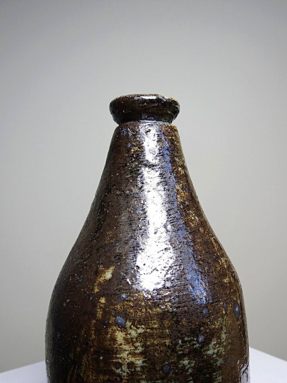 Bouteille en grès pyrité émaillé vintage artisanale signée Jean Lamy