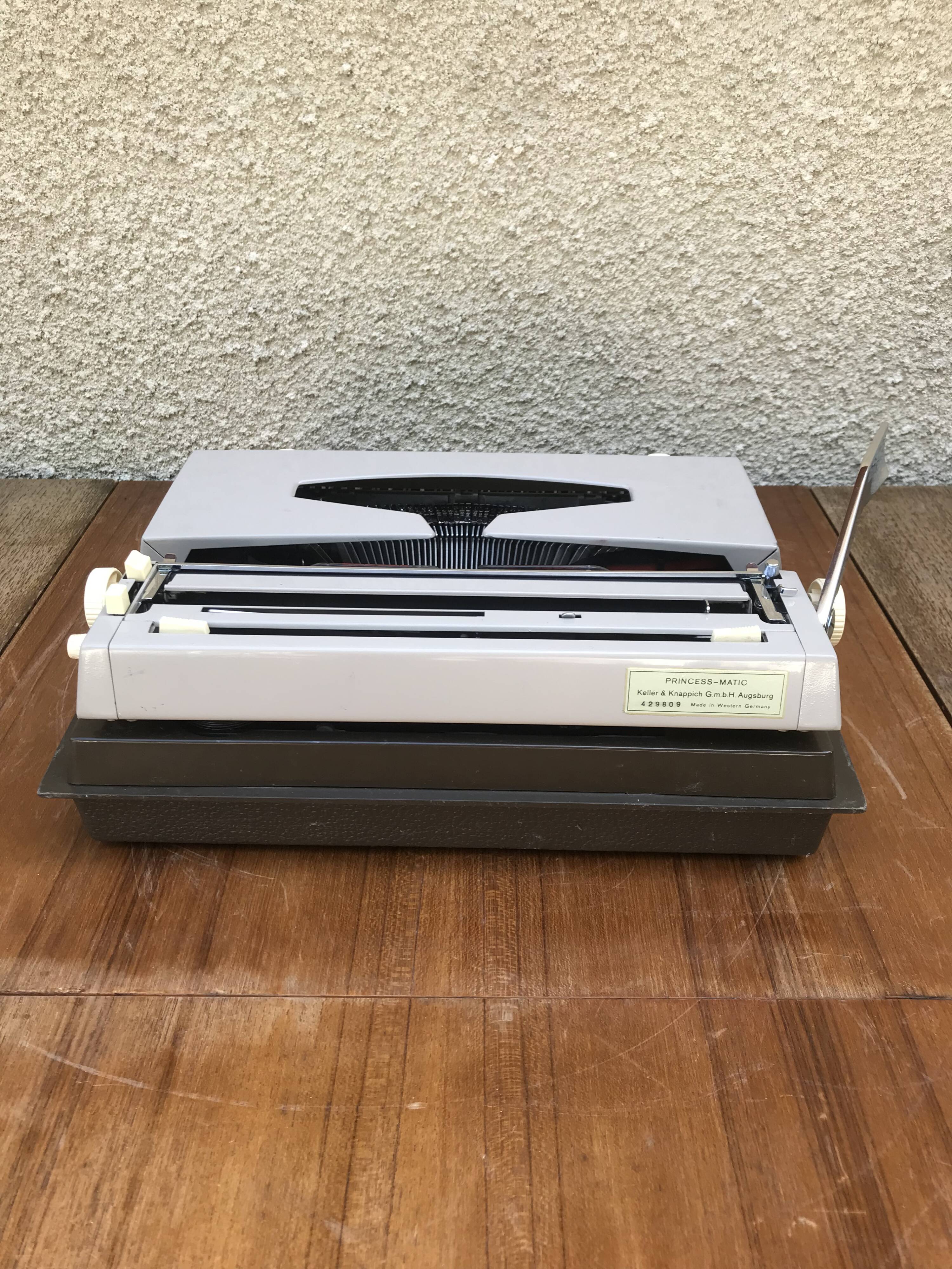 Former Scheidegger "princess matic" metal beige writing machine - vintage malle