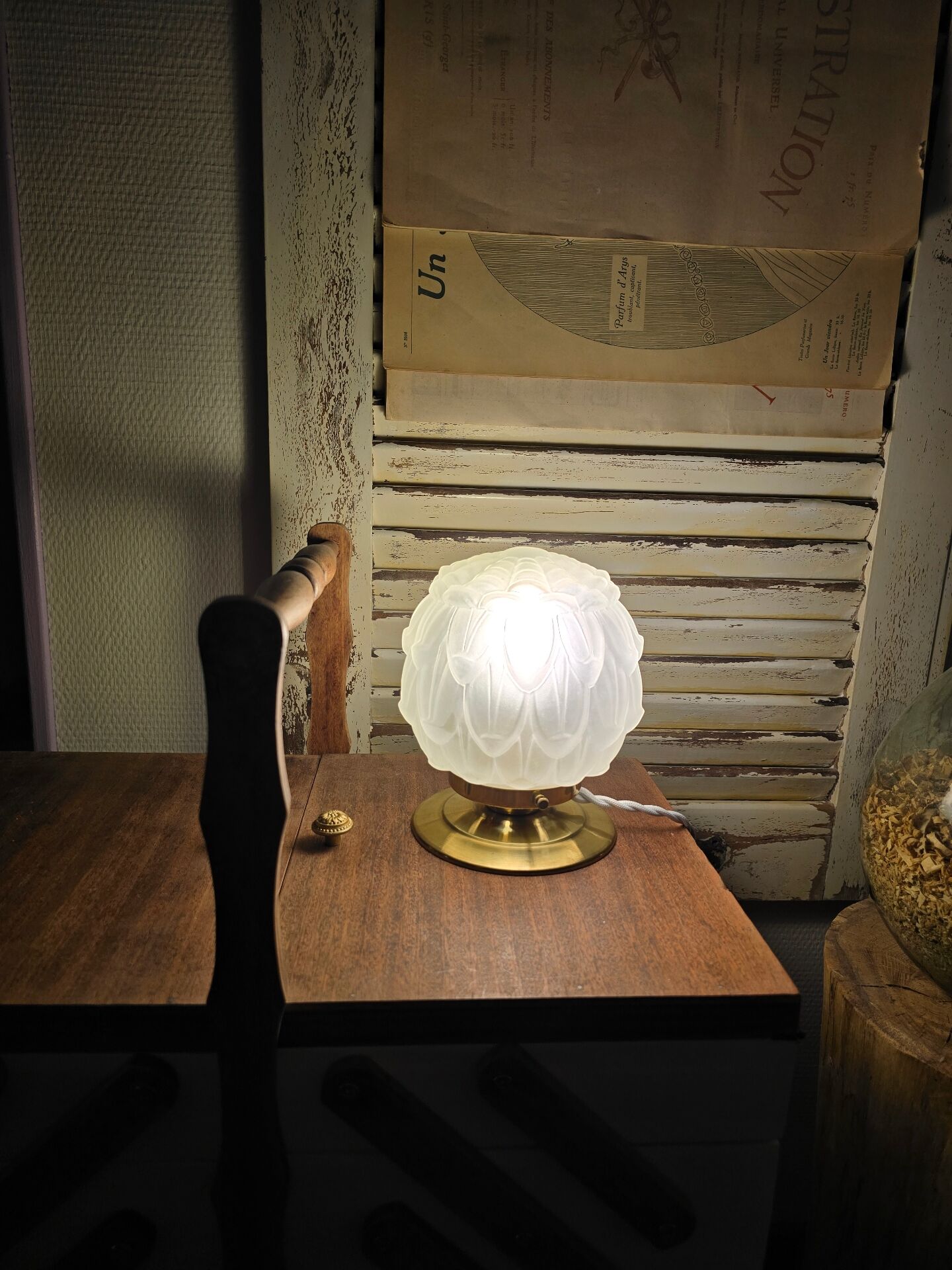Vintage Art Deco table lamp with its artichoke globe.