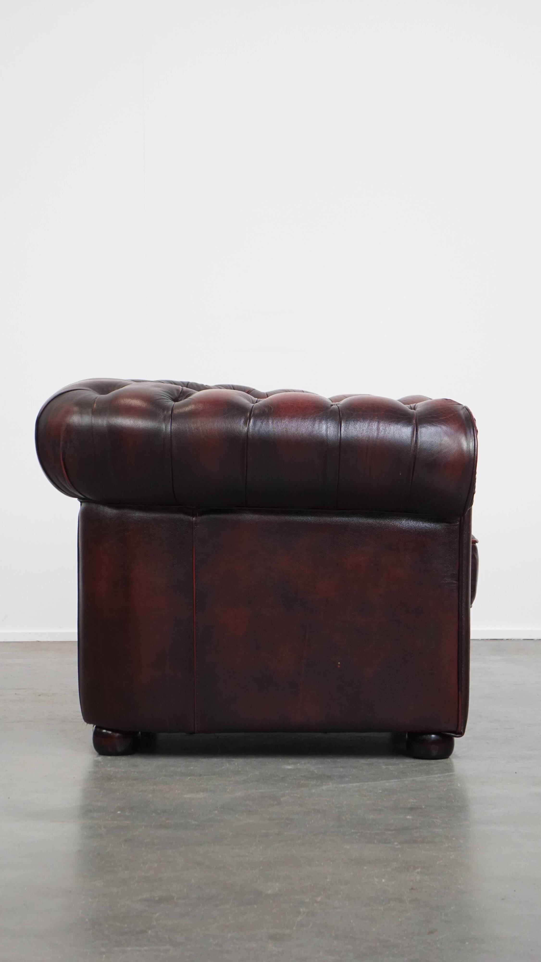 Grand fauteuil club Chesterfield en cuir de vachette rouge foncé