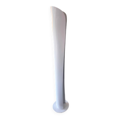 Lampadaire design Cadmo par Artemide – design Karim Rashid