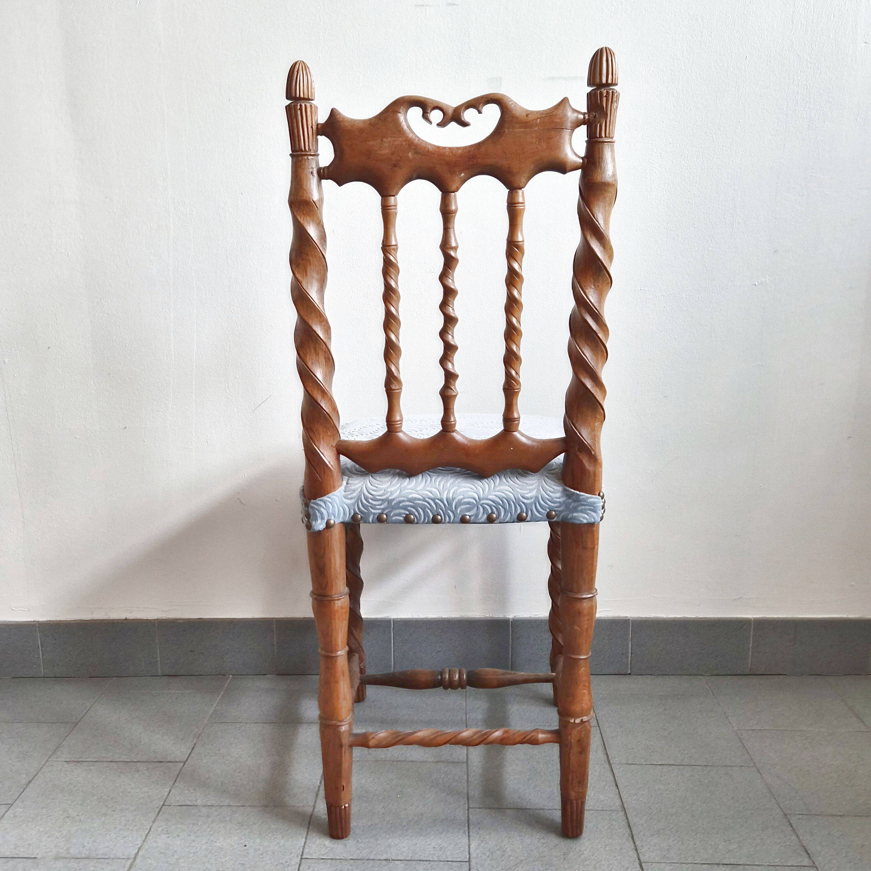 Chaise vintage en bois sculpté
