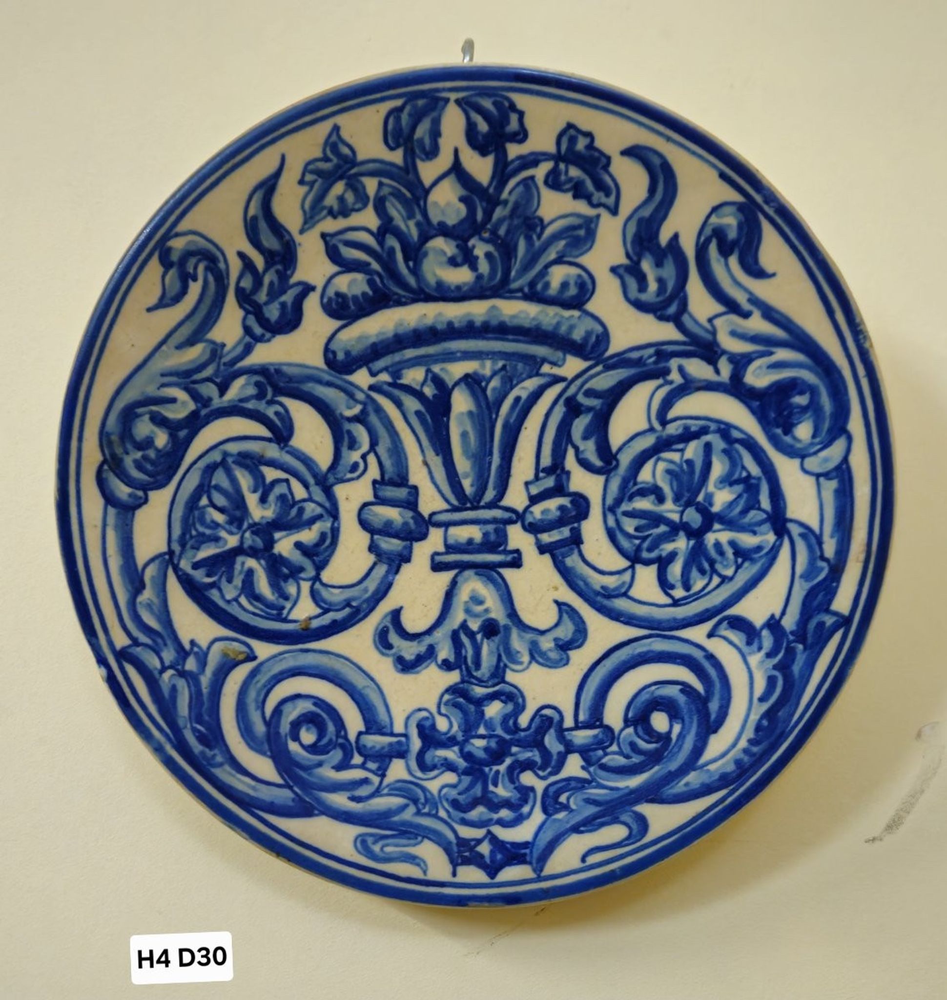 Assiette en faïence espagnole à décor bleu – XIXe siècle