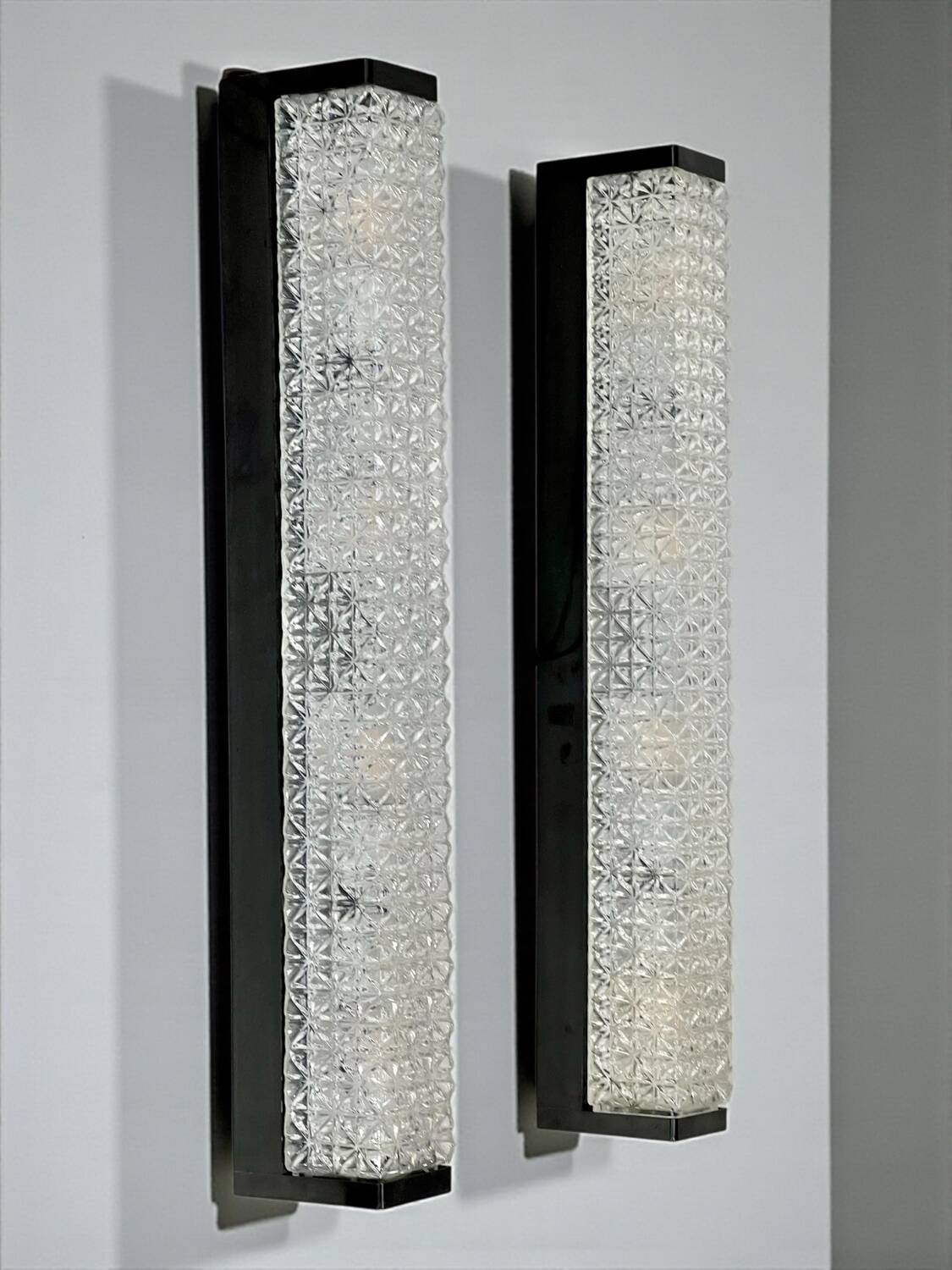 Pair of vintage XXL Bakelite diamond glass wall lights with 4 bulbs.