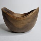 Saladier sculpté en bois d'olivier, signé