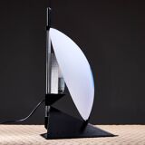 Lampe de table postmoderne en forme de losange avec rayures bleues abstraites sur verre de Murano givré