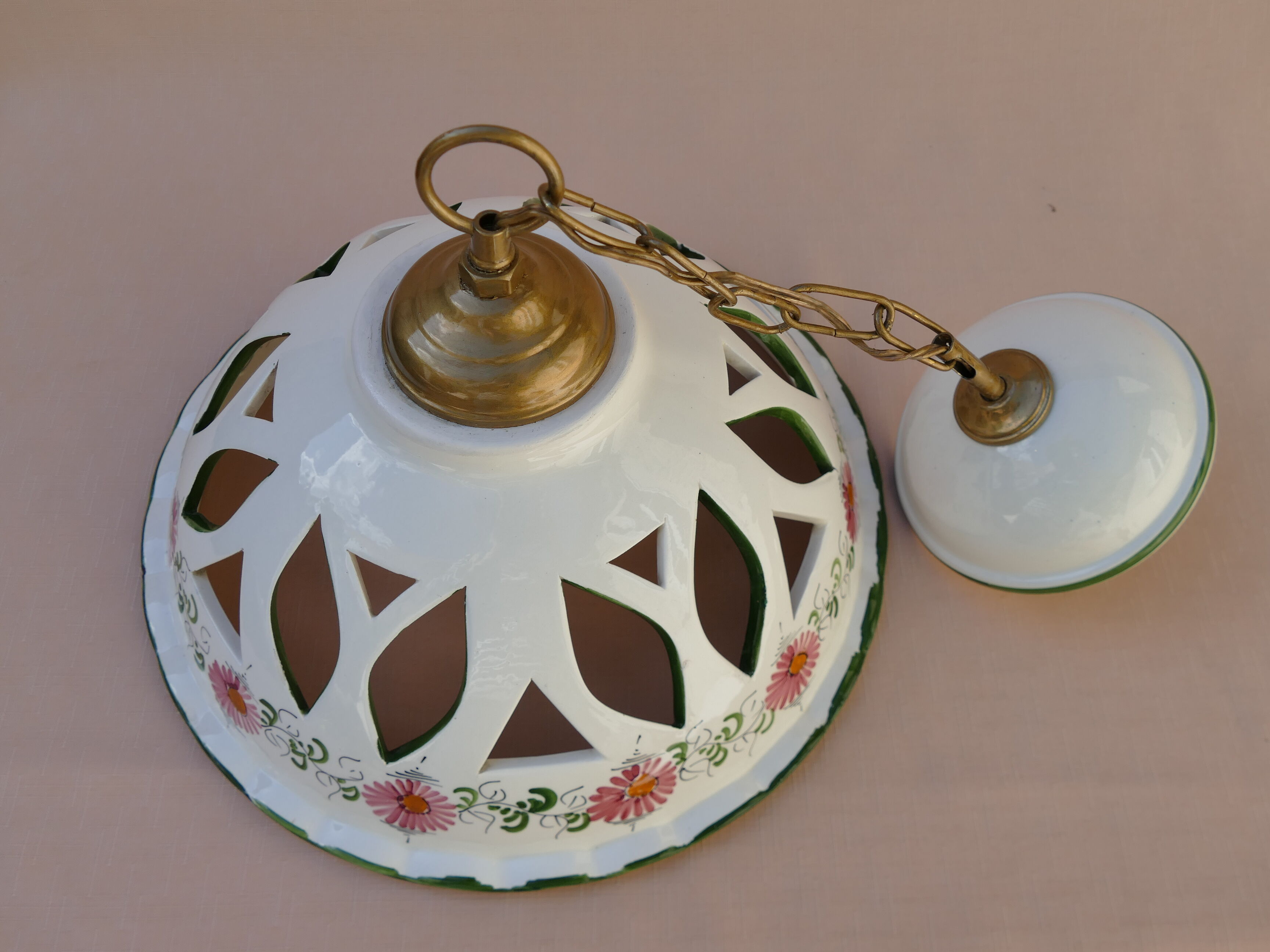 Enamelled metal luminaire suspension