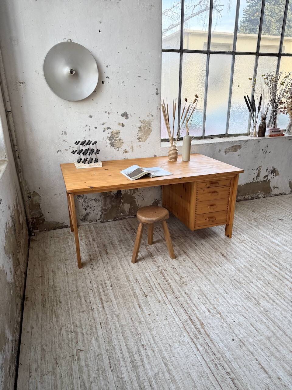 Bureau pin suédois style aperldoon 1970