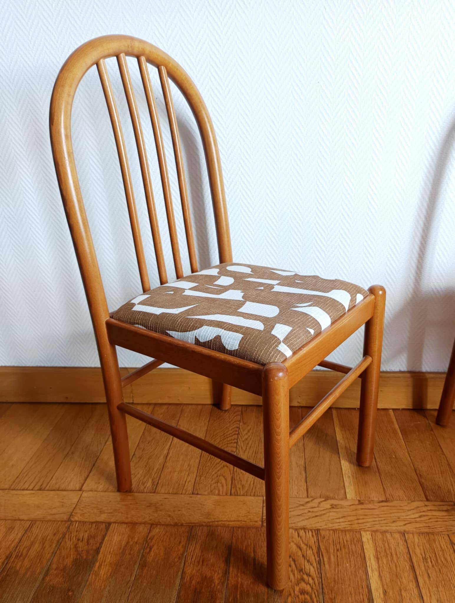 Trois chaises style vintage pin et tissu