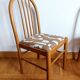 Trois chaises style vintage pin et tissu