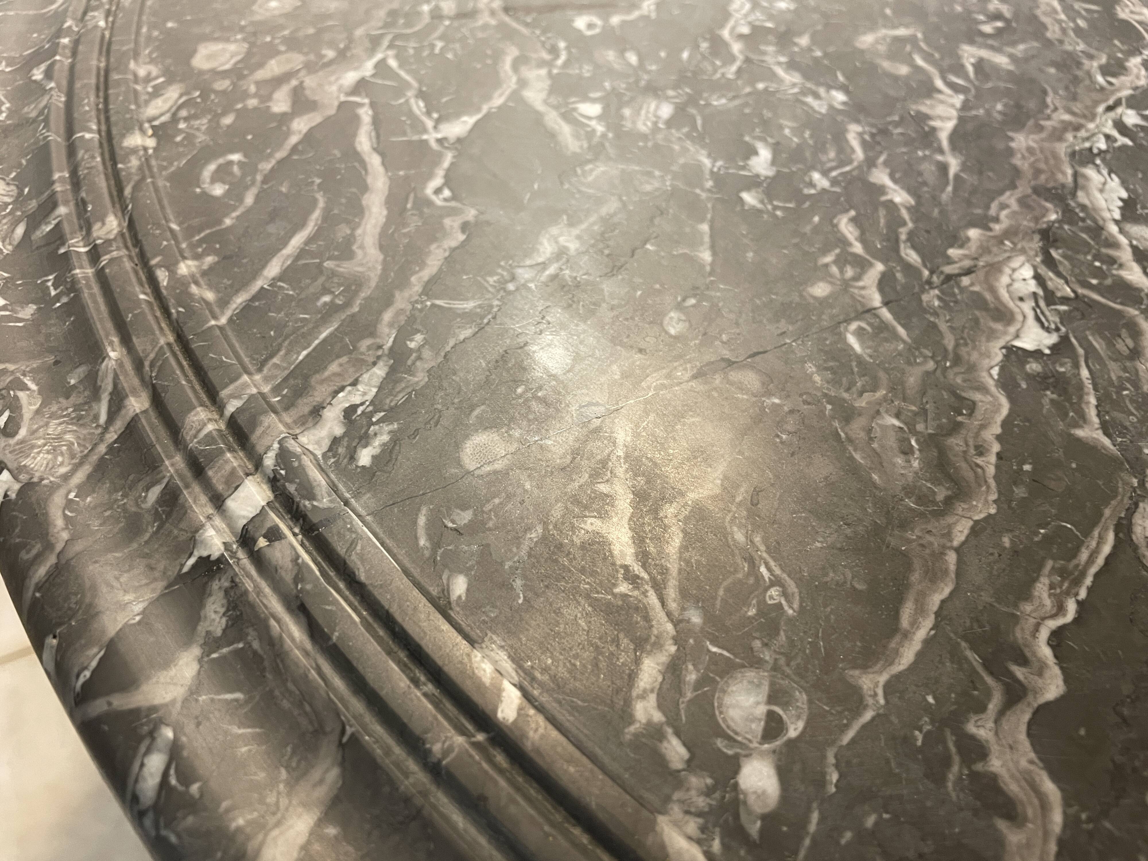 Table  ronde en marbre gris veiné