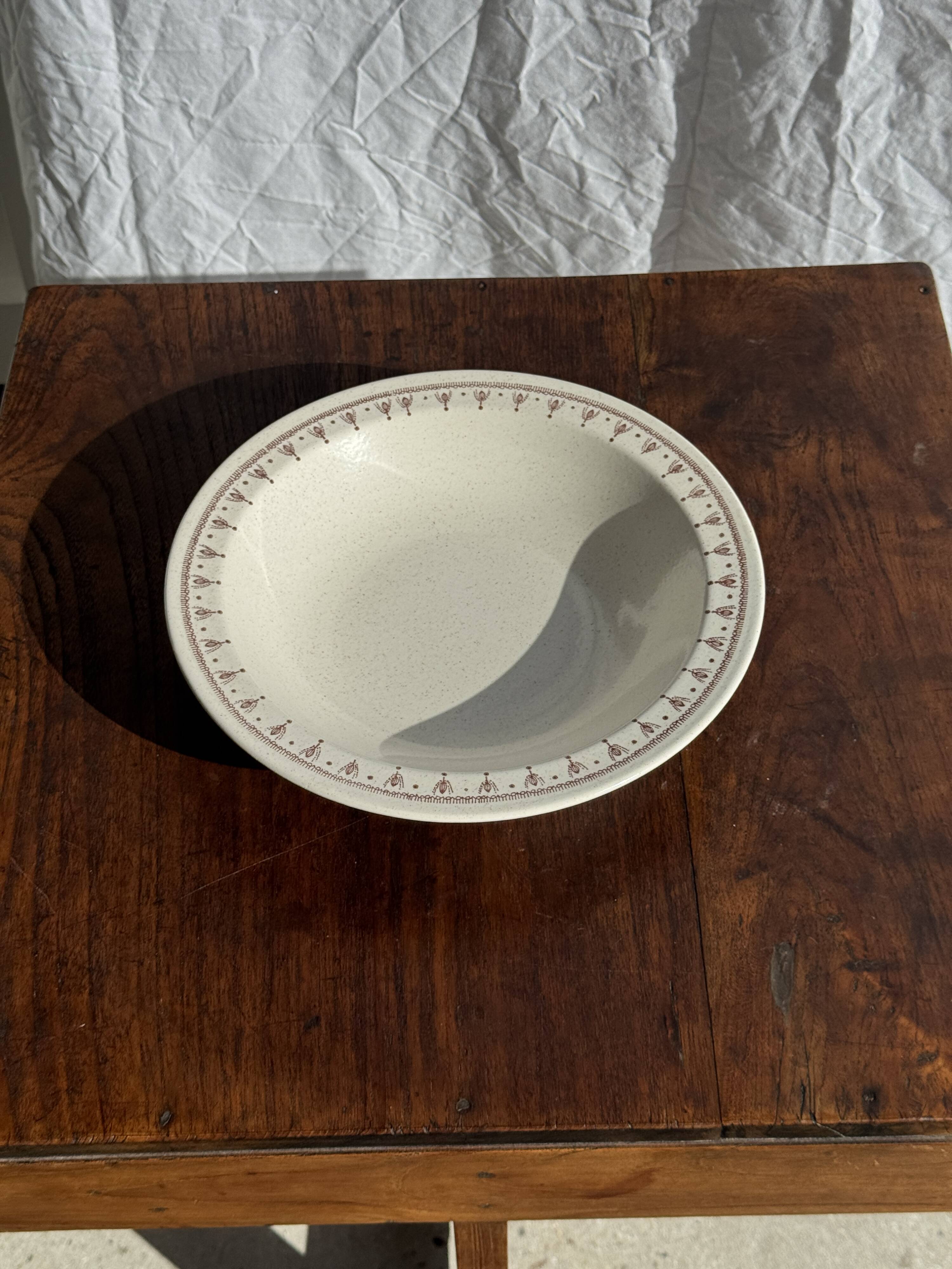 Set of a salad bowl and a vintage brown circular dish D28.