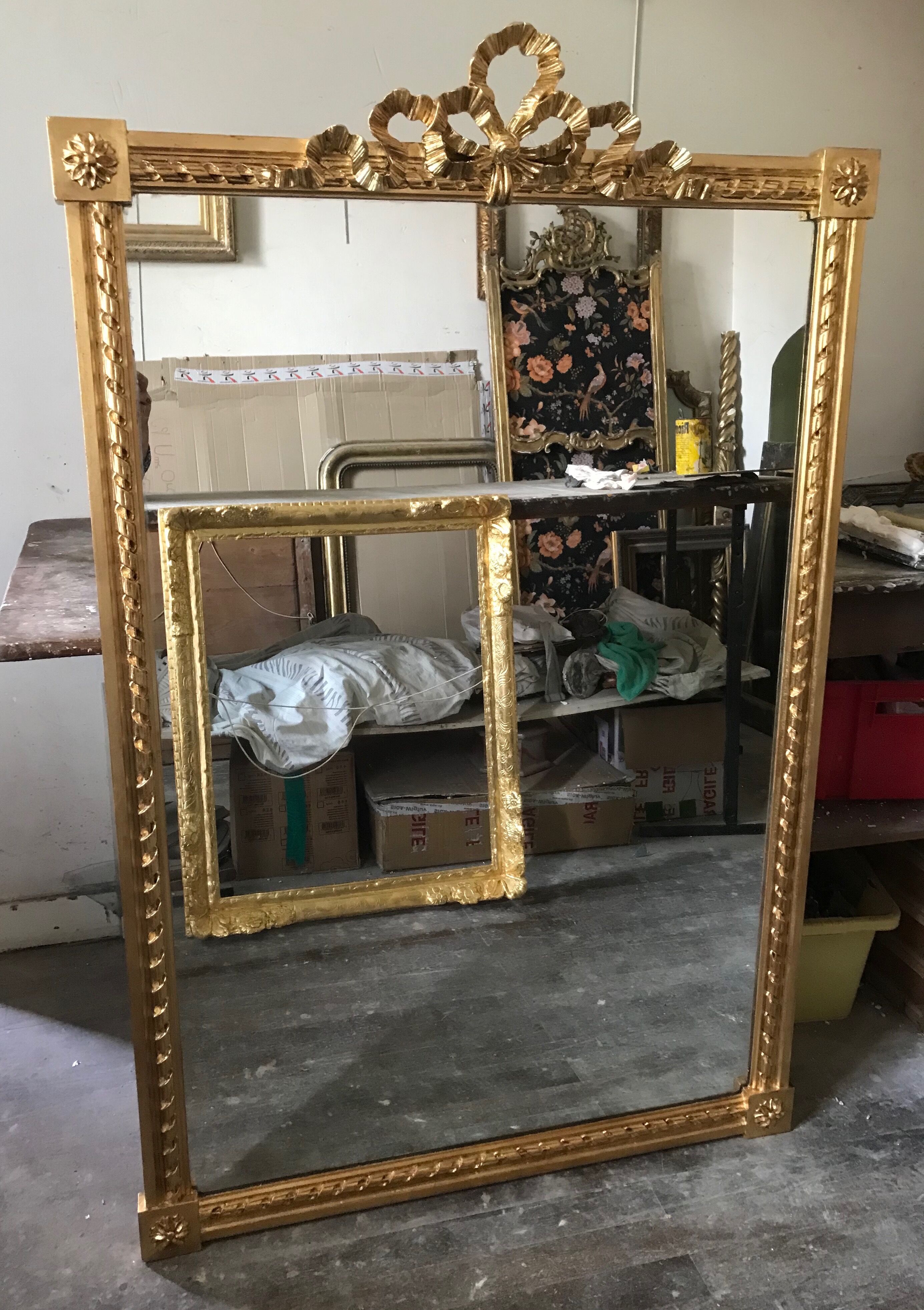 Miroir style Louis XVI doré à la feuille 153 x 99 cm