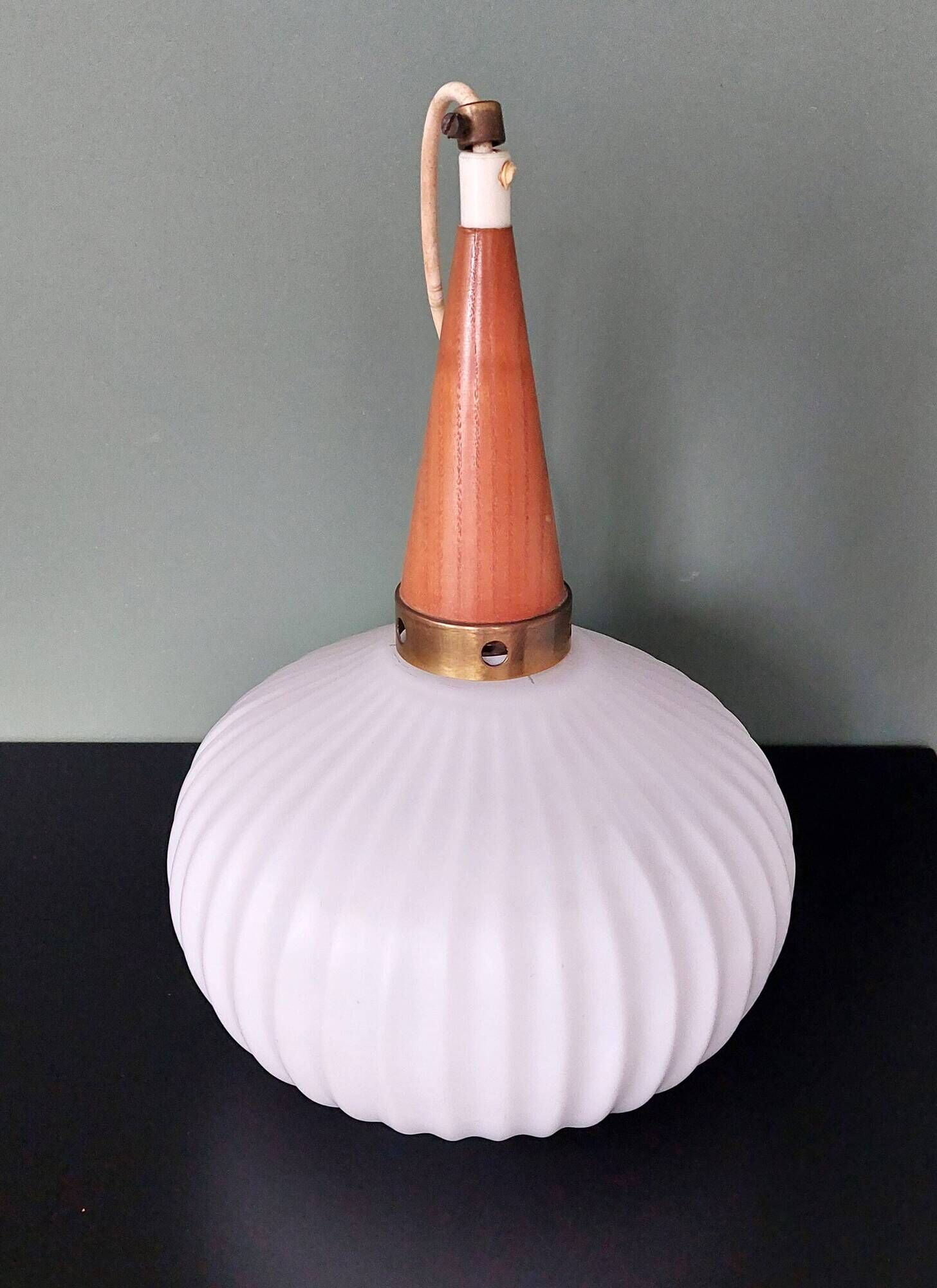 Lampe suspendue vintage en opaline et en teck. Louis Kalff '60