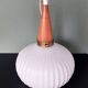 Lampe suspendue vintage en opaline et en teck. Louis Kalff '60