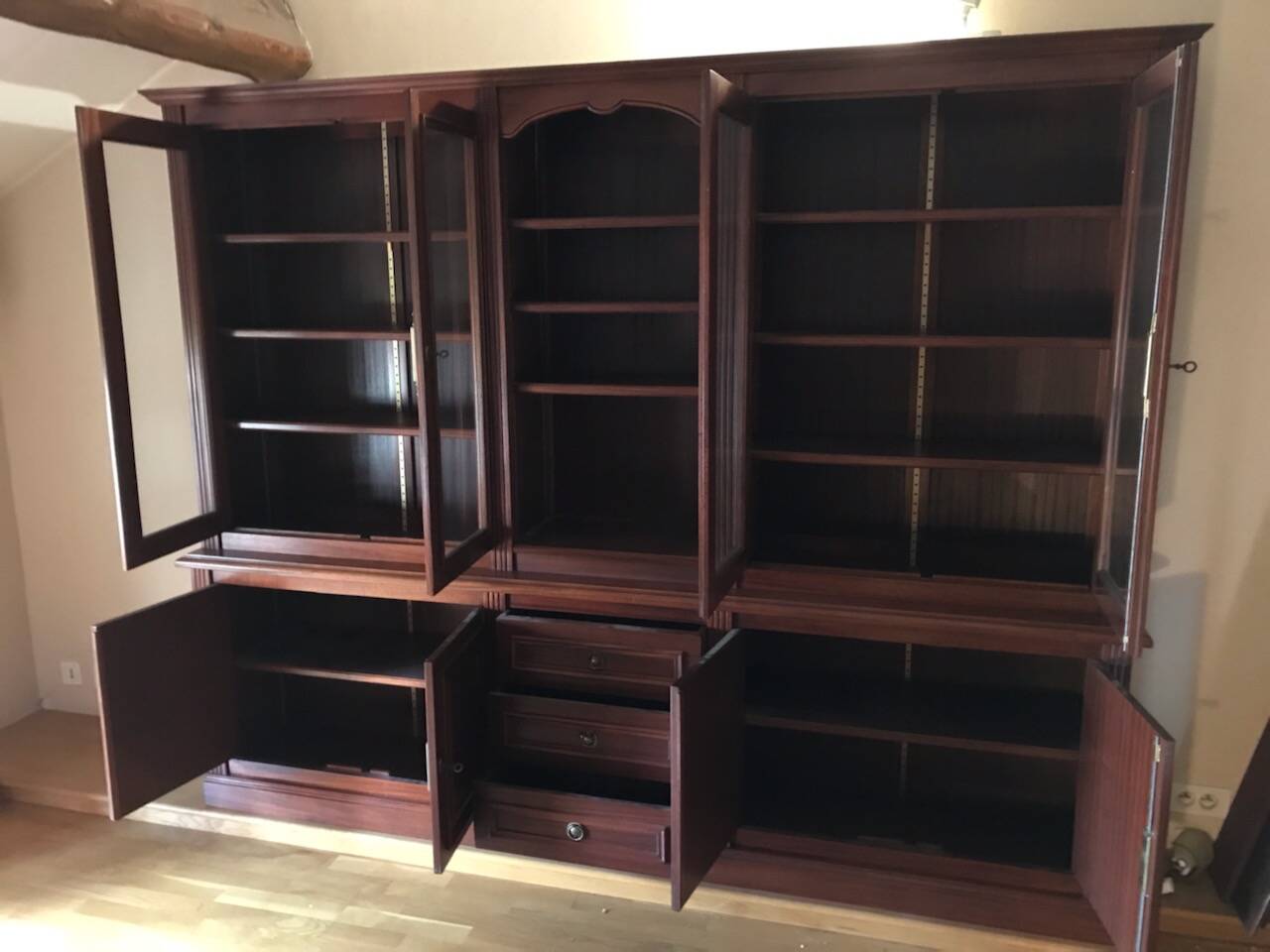 Bibliothèque en acajou de style néo Louis XVI vers 1960