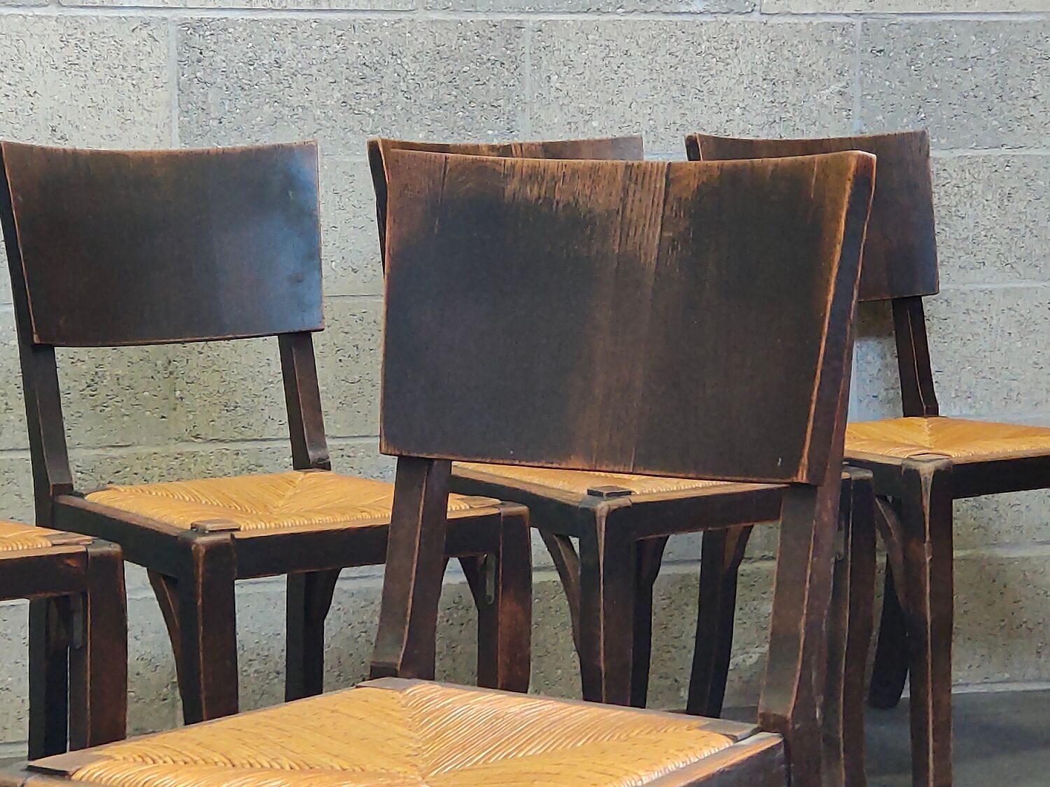 Suite of 6 chairs brutalist style straw and solid oak