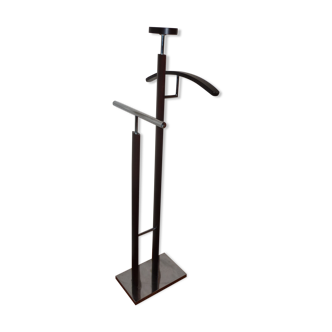 Wengé lacquered wood valet and chrome metal.
