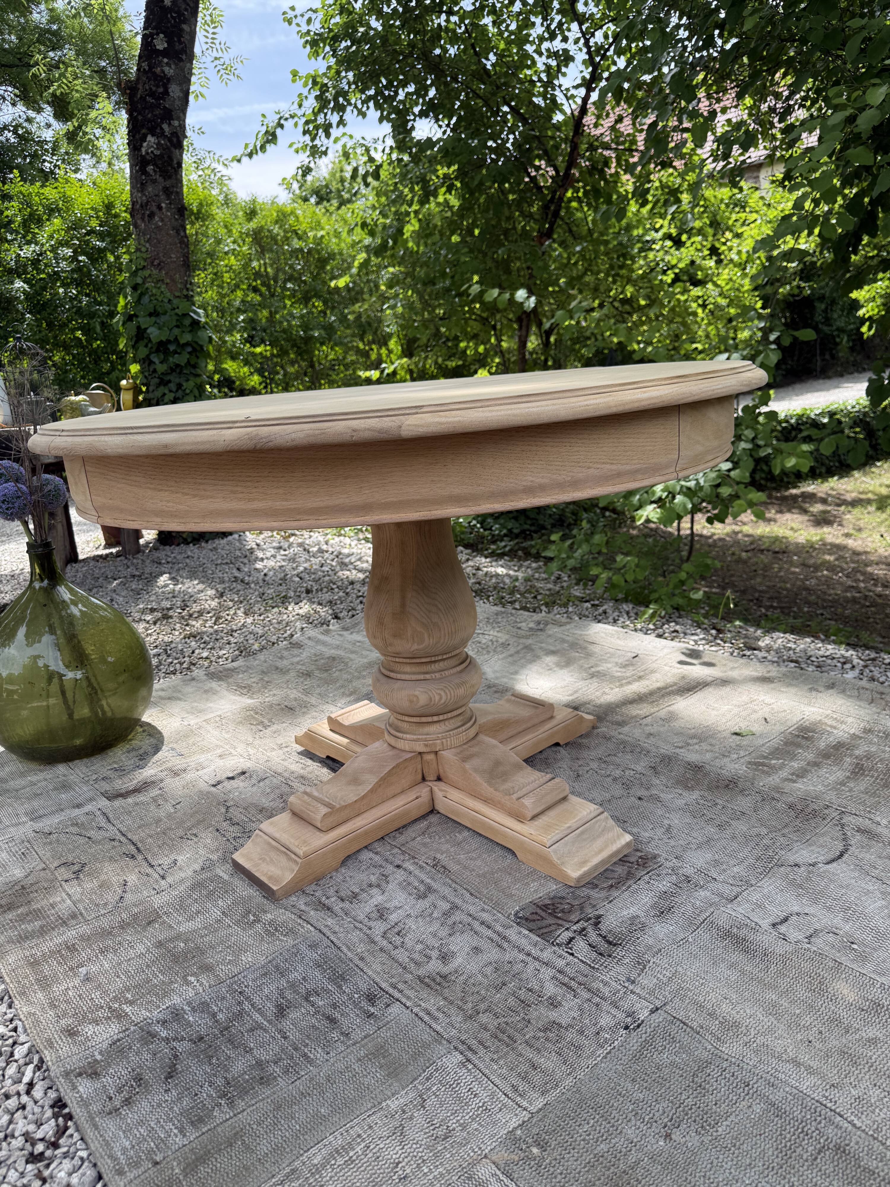 Extendable round table made of solid oak