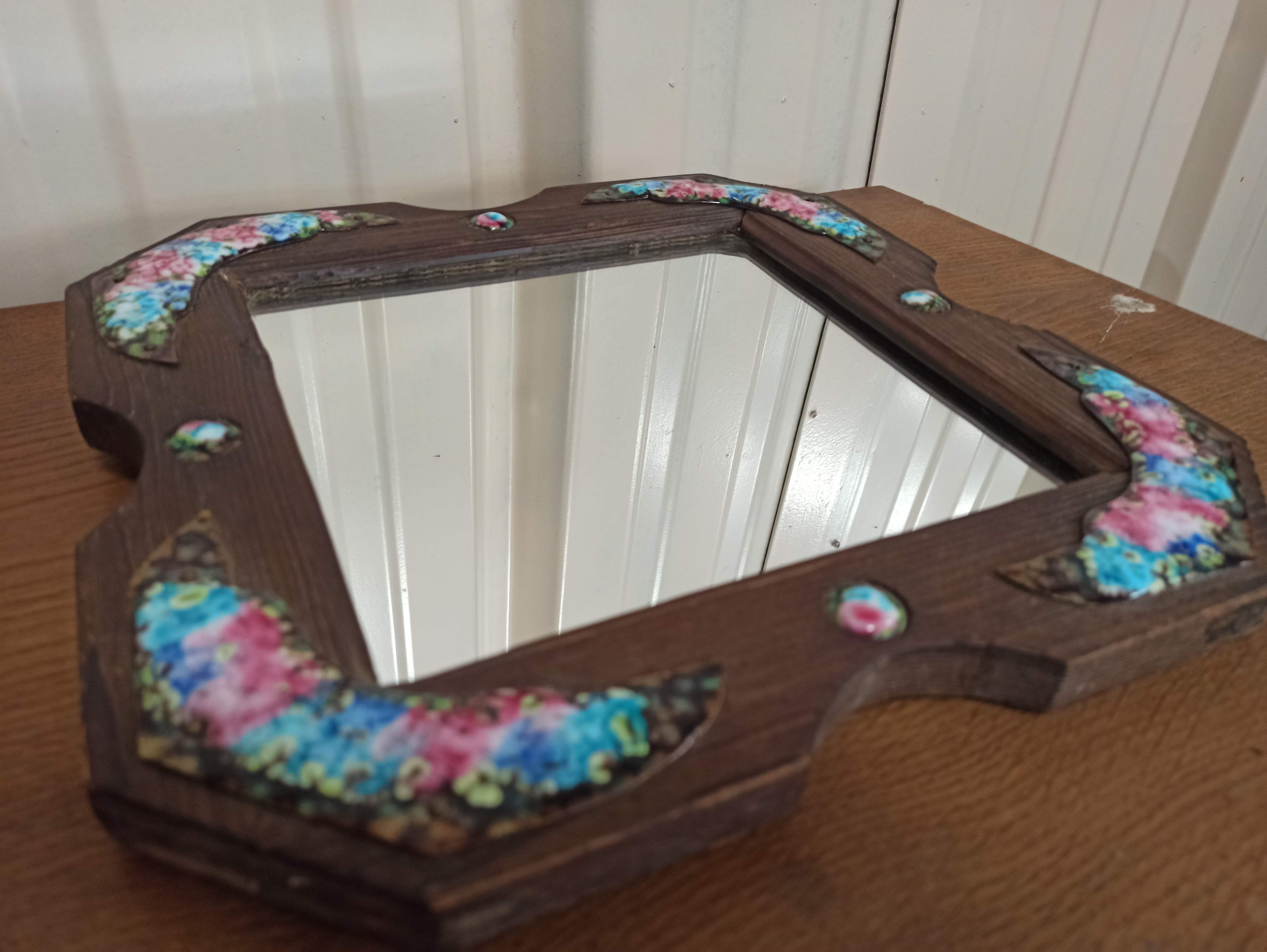 Wooden mirror and enamel enamelled plates