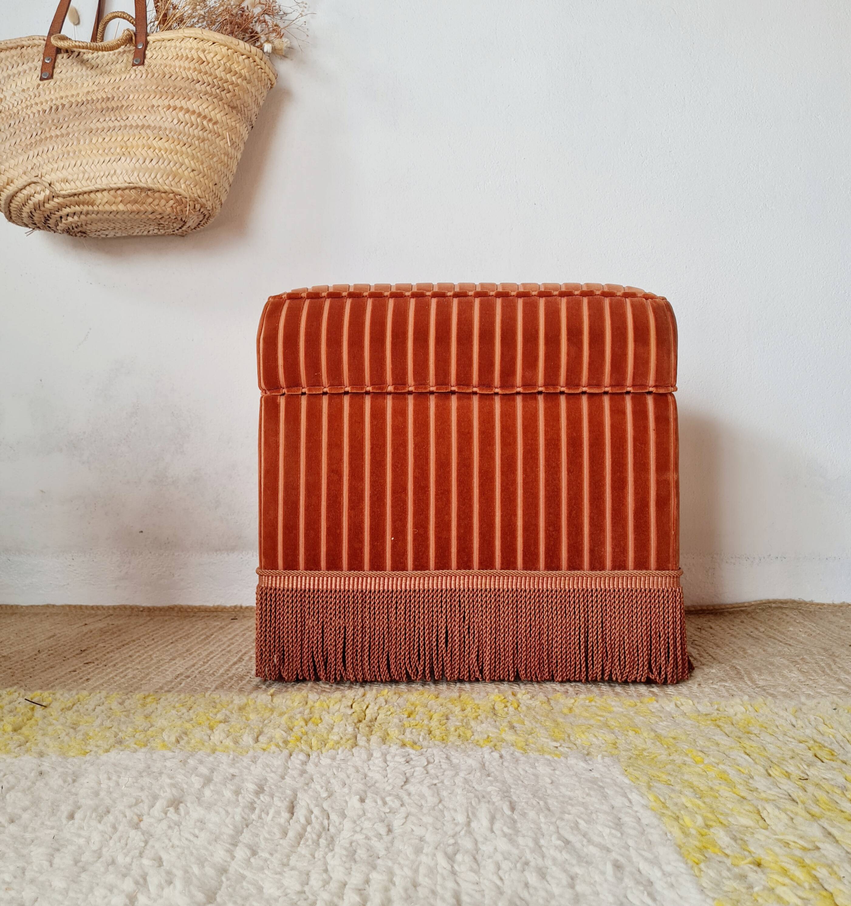 Pouf coffre ancien en velours rose à rayures