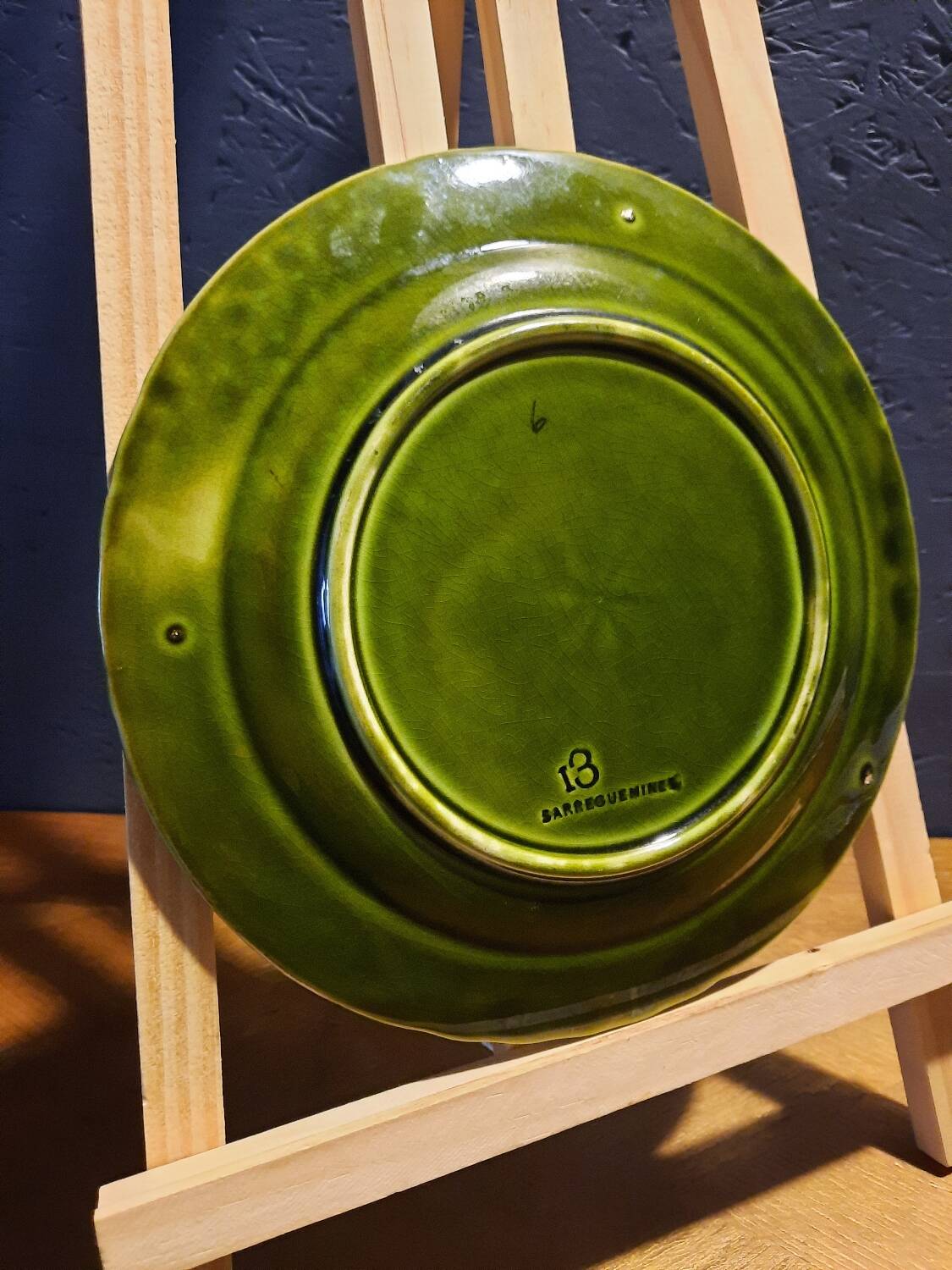 Paire d’assiettes anciennes en barbotine – Sarreguemines –