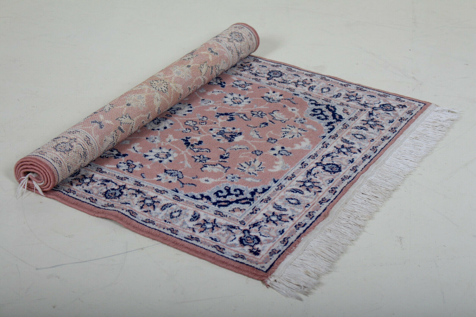 Saroukh design rug in fringed wool with a pink background 90x166cm