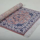 Saroukh design rug in fringed wool with a pink background 90x166cm