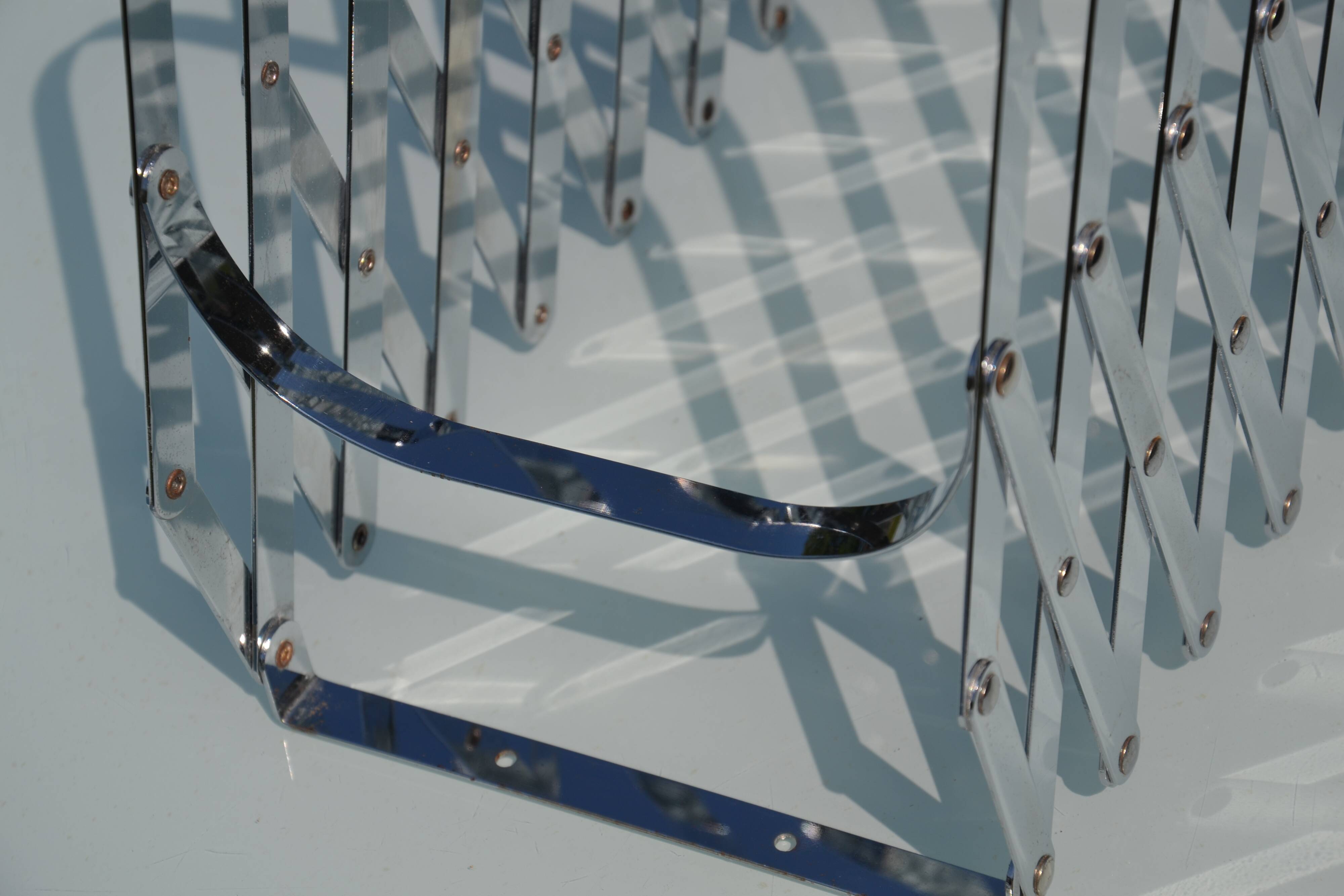 Expandable metal magazine rack