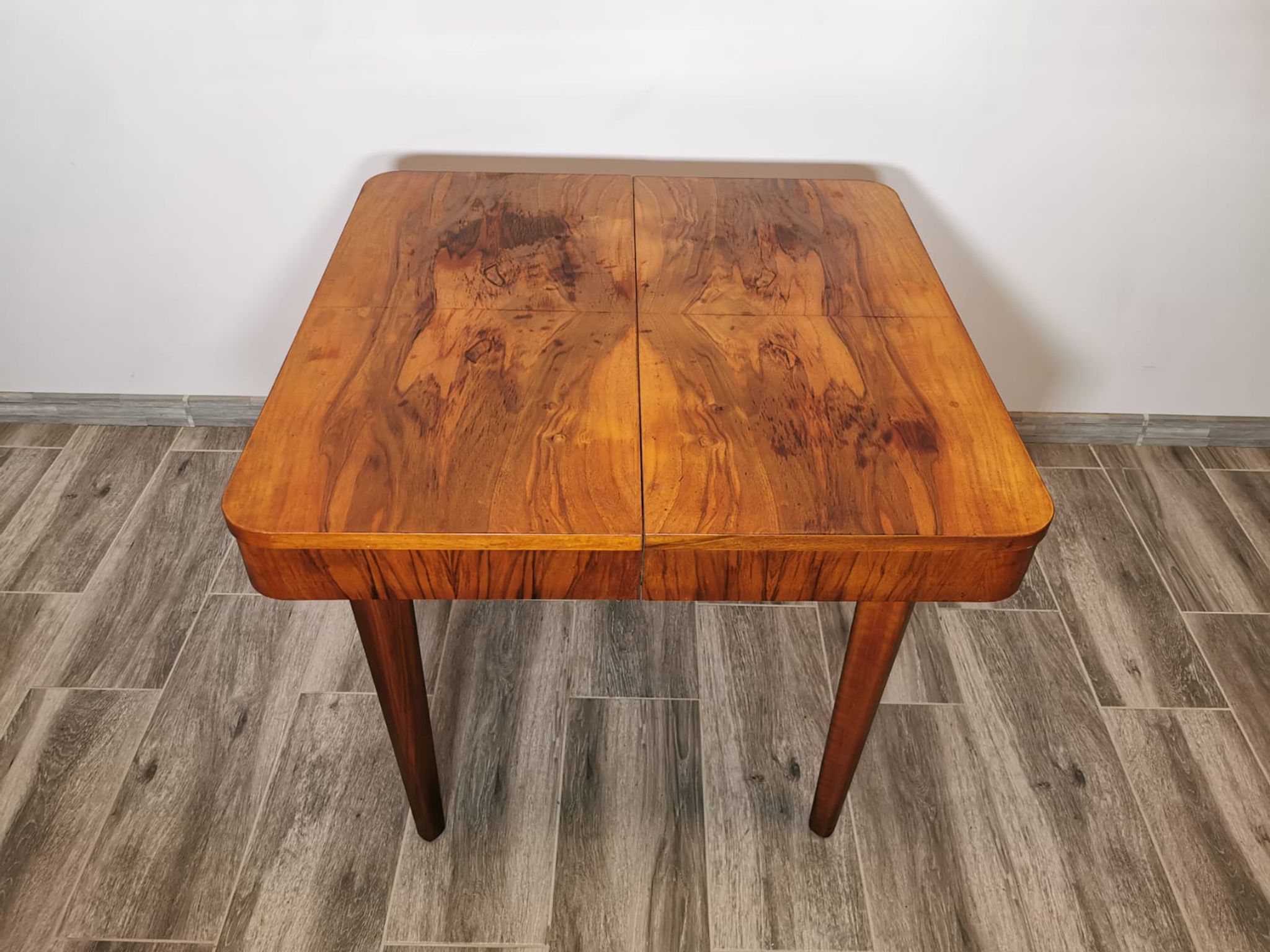 Table à manger par Jindrich Halabala