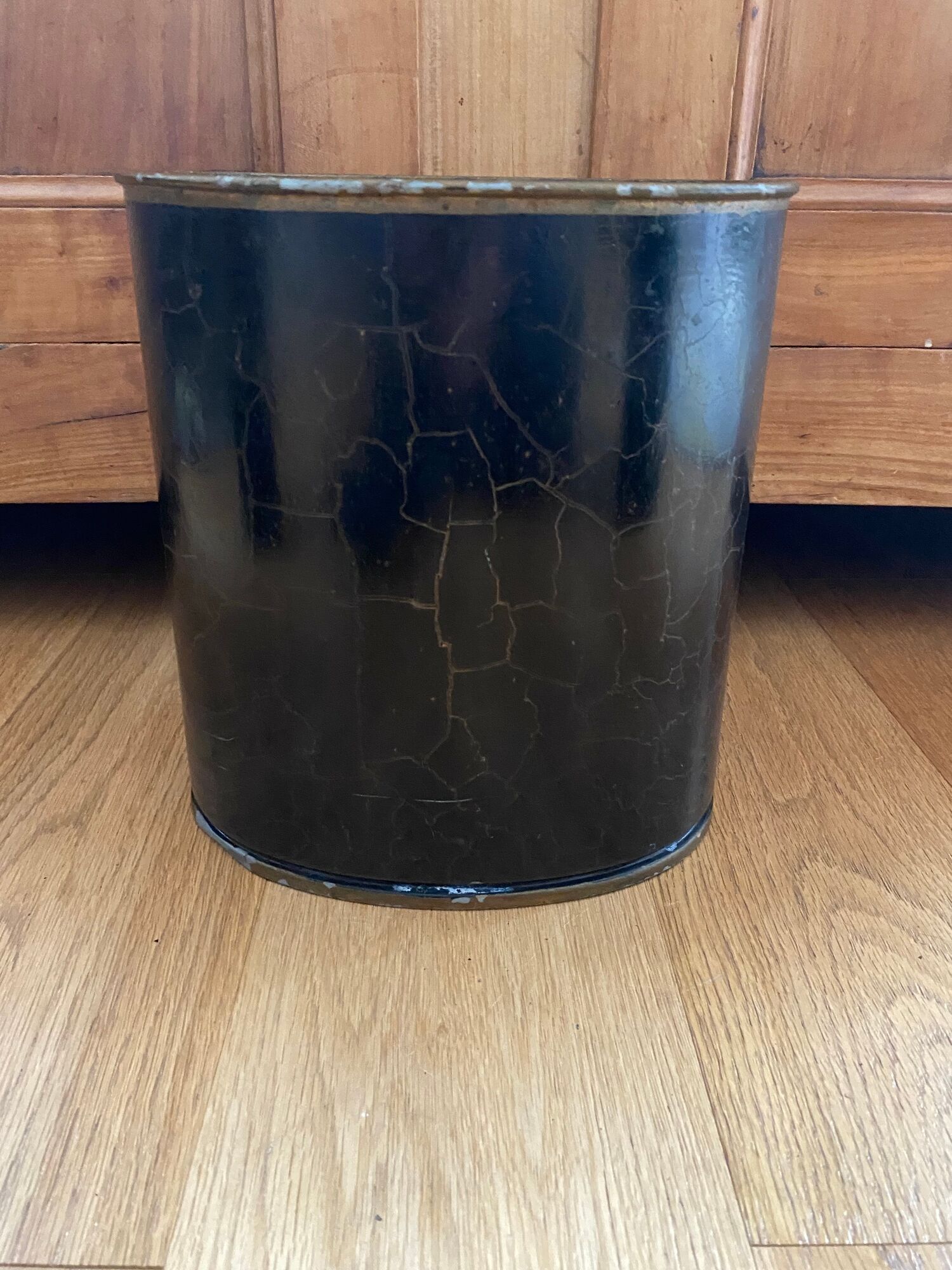 Basket in painted sheet metal Napoleon III signed black background and flowers
