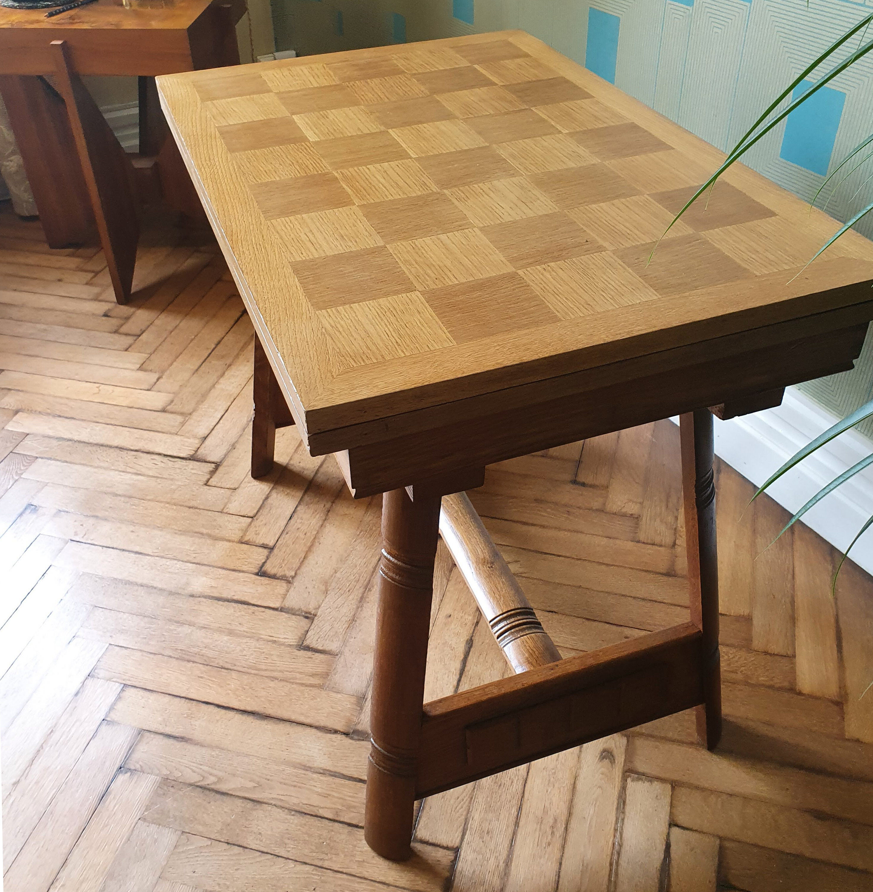 Extendable table Scandinavian design.