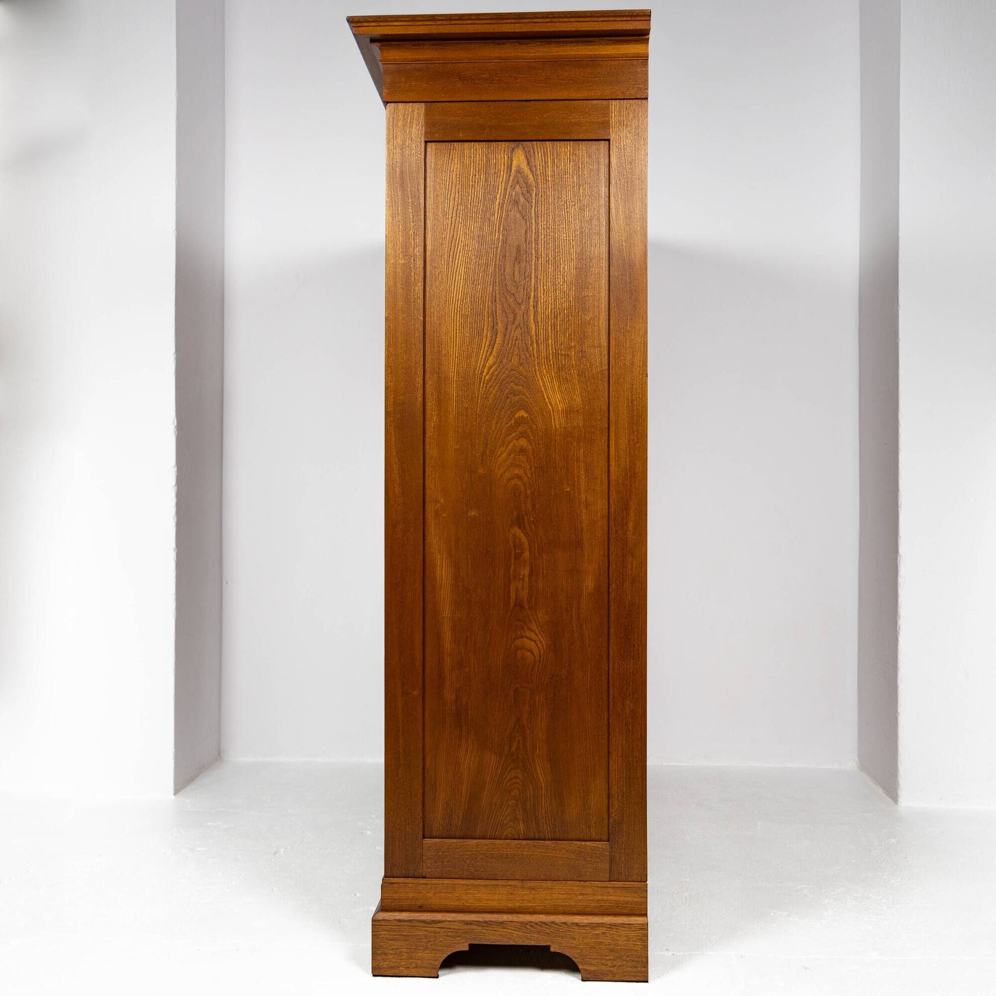 Large Art Nouveau cabinet in marquetry oak 1918-1930