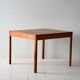 Table basse scandinave vintage en teck avec bord sculpté