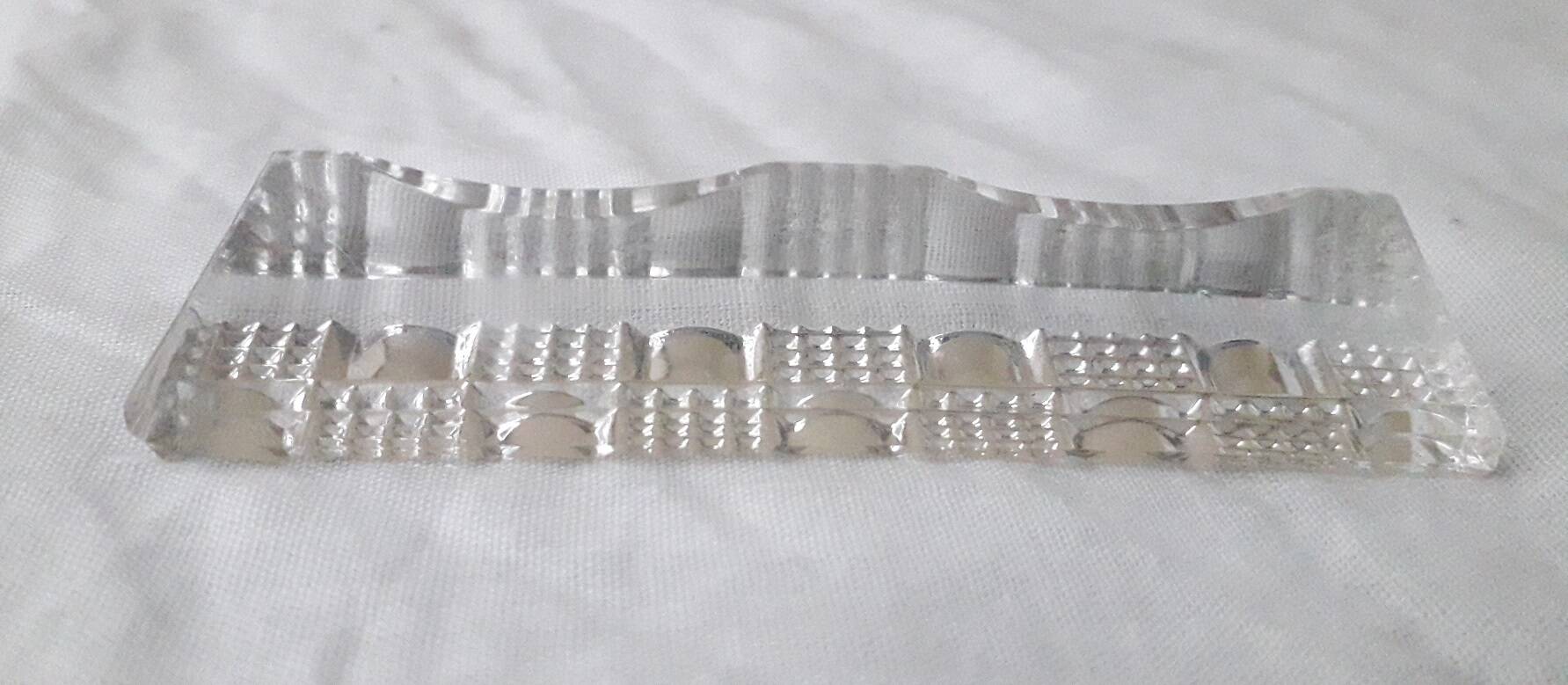 Crystal knife rest