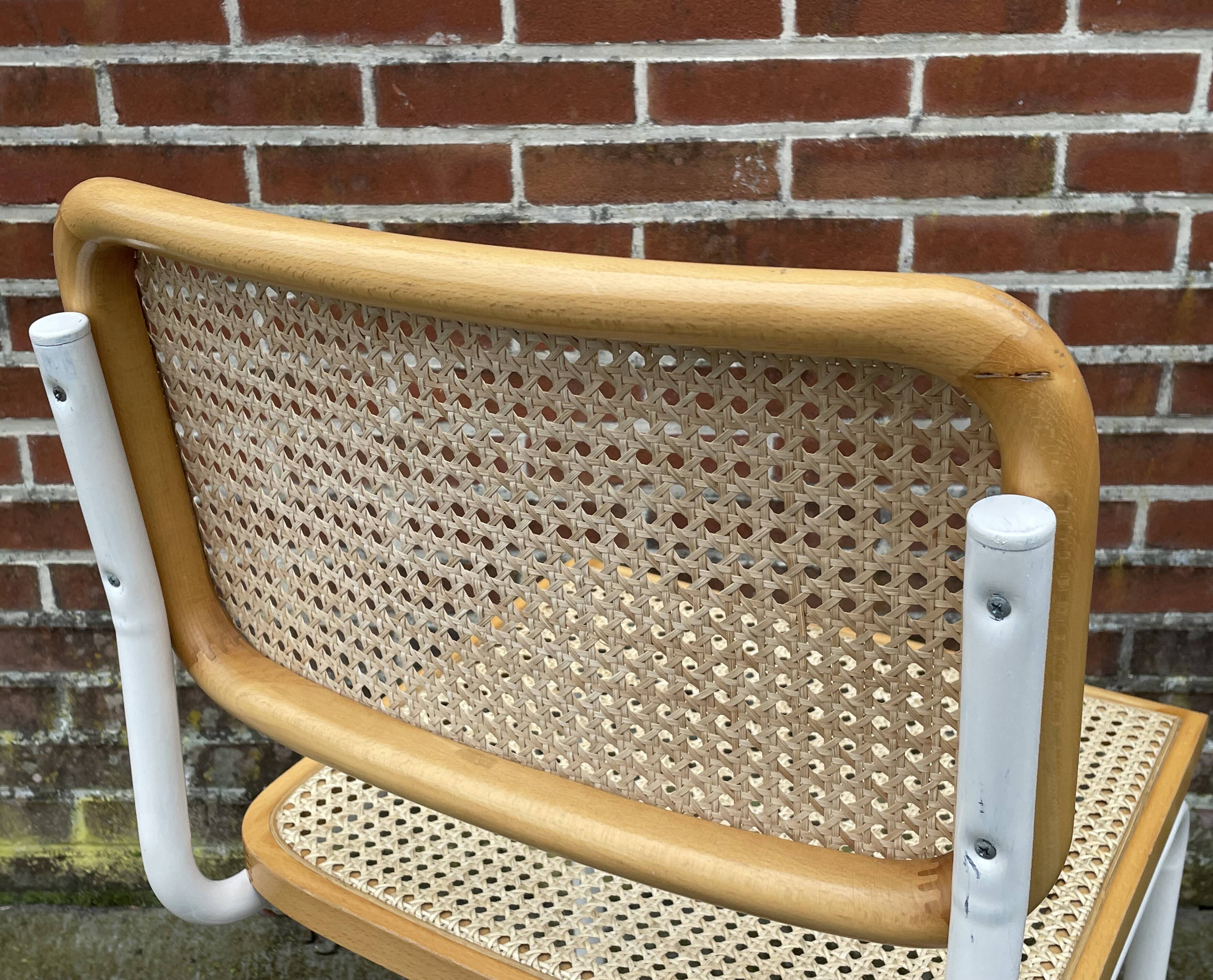 Chaise Cesca modèle b32 en blanc et bois par Marcel Breuer