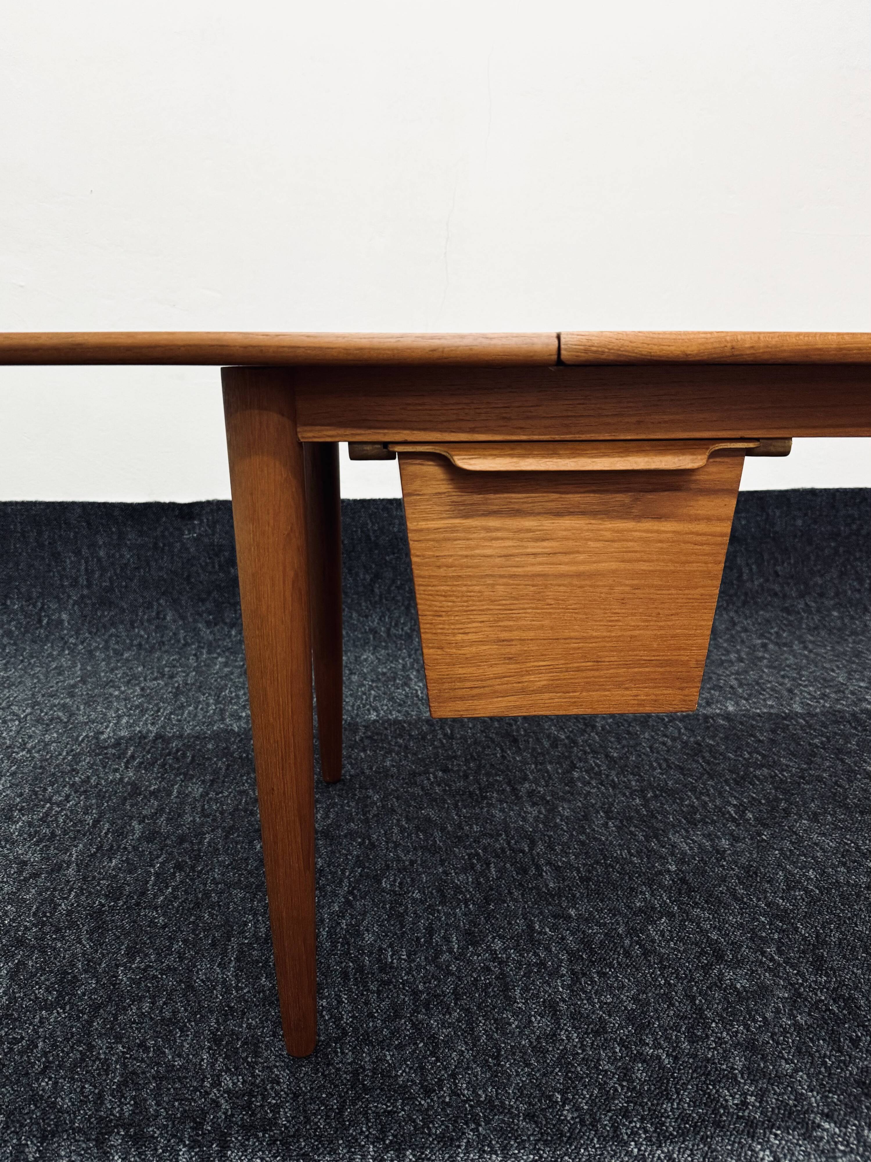Table basse danoise en teck par Arne Vodder