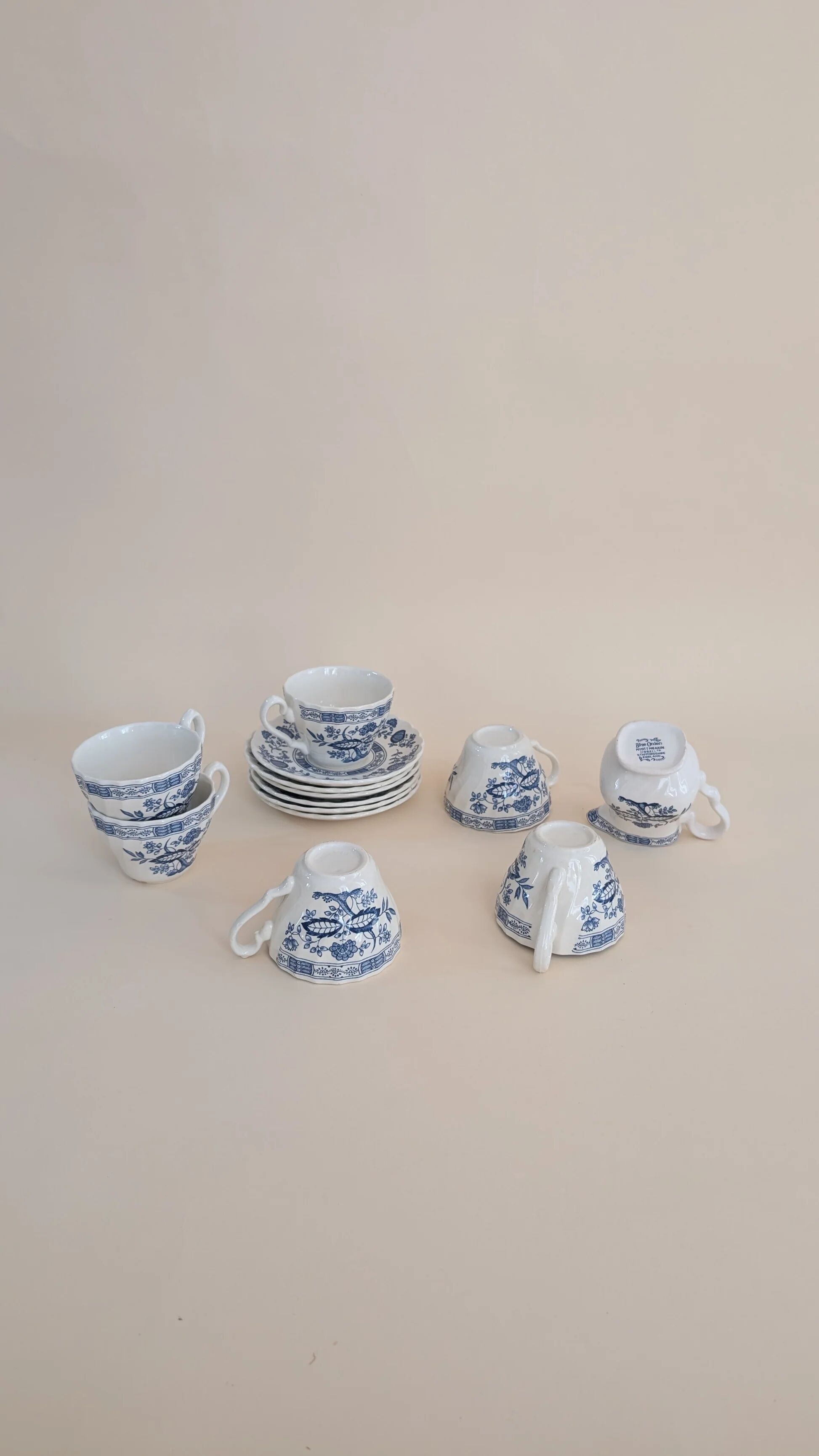 Ensemble de 6 tasses à café et son pot à lait