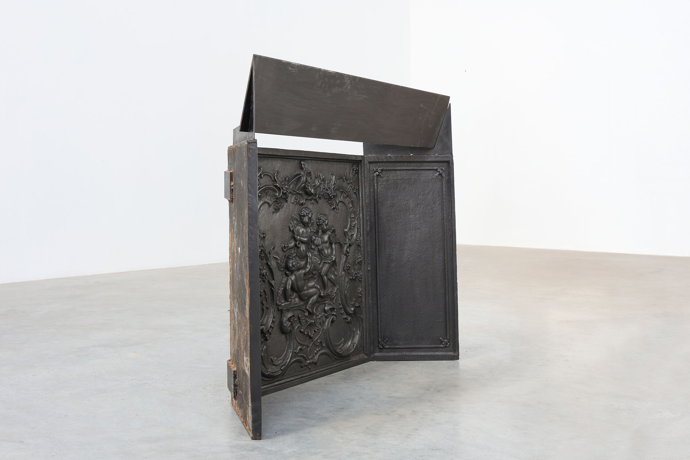 Antique Rococo style Fireback in cast iron, France ca. 1780