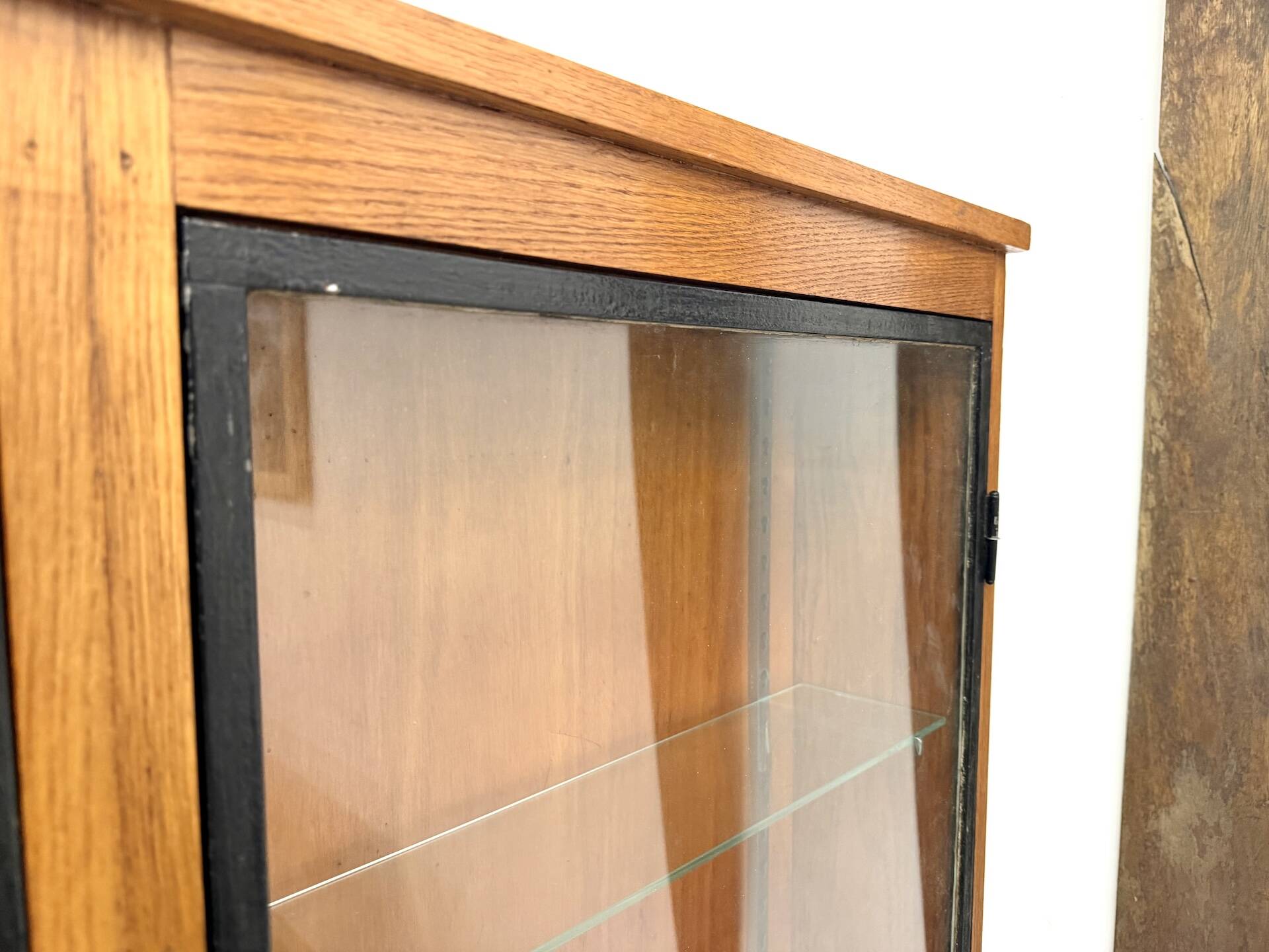Vitrine de présentation murale Siegel Paris – Chêne & Verre – 1950