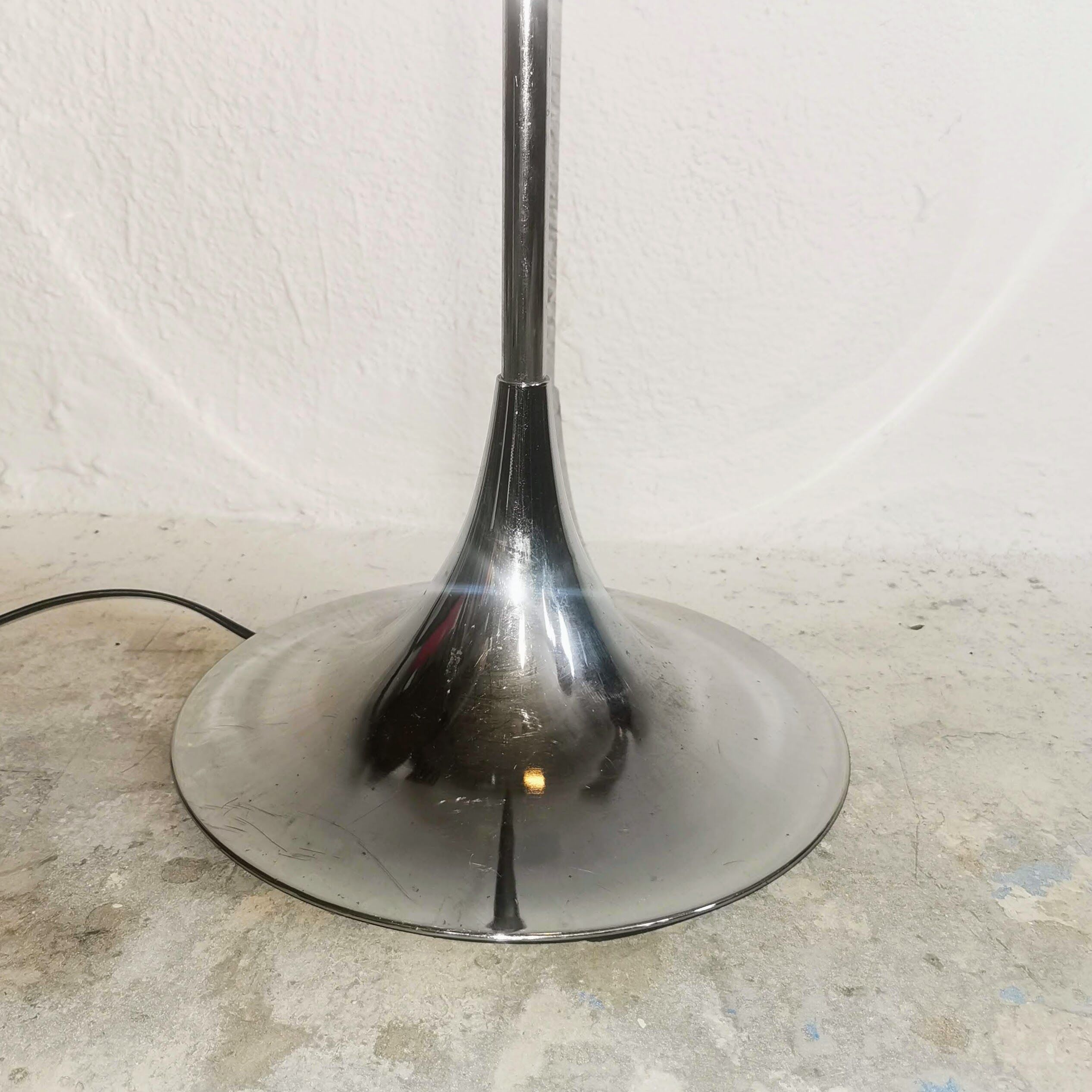 Lamppost "eye ball" foot tulip