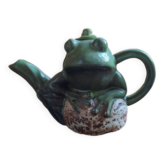 Frog-shaped slip teapot